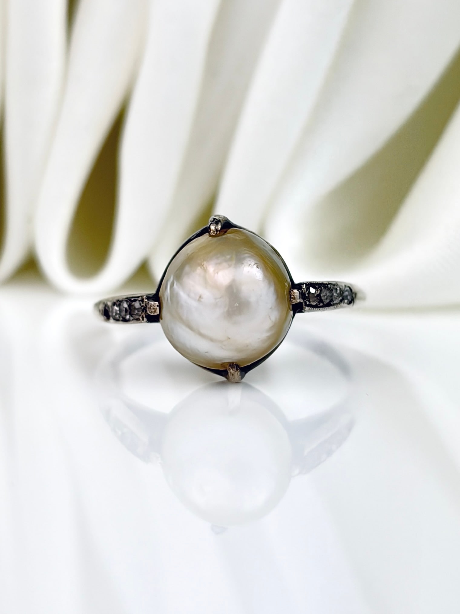 ANTIQUE BAROQUE PEARL AND DIAMOND RING IN WHITE GOLD: ANTIQUE BAROQUE PEARL AND DIAMOND RING IN WHITE GOLD A stunning baroque pearl!
