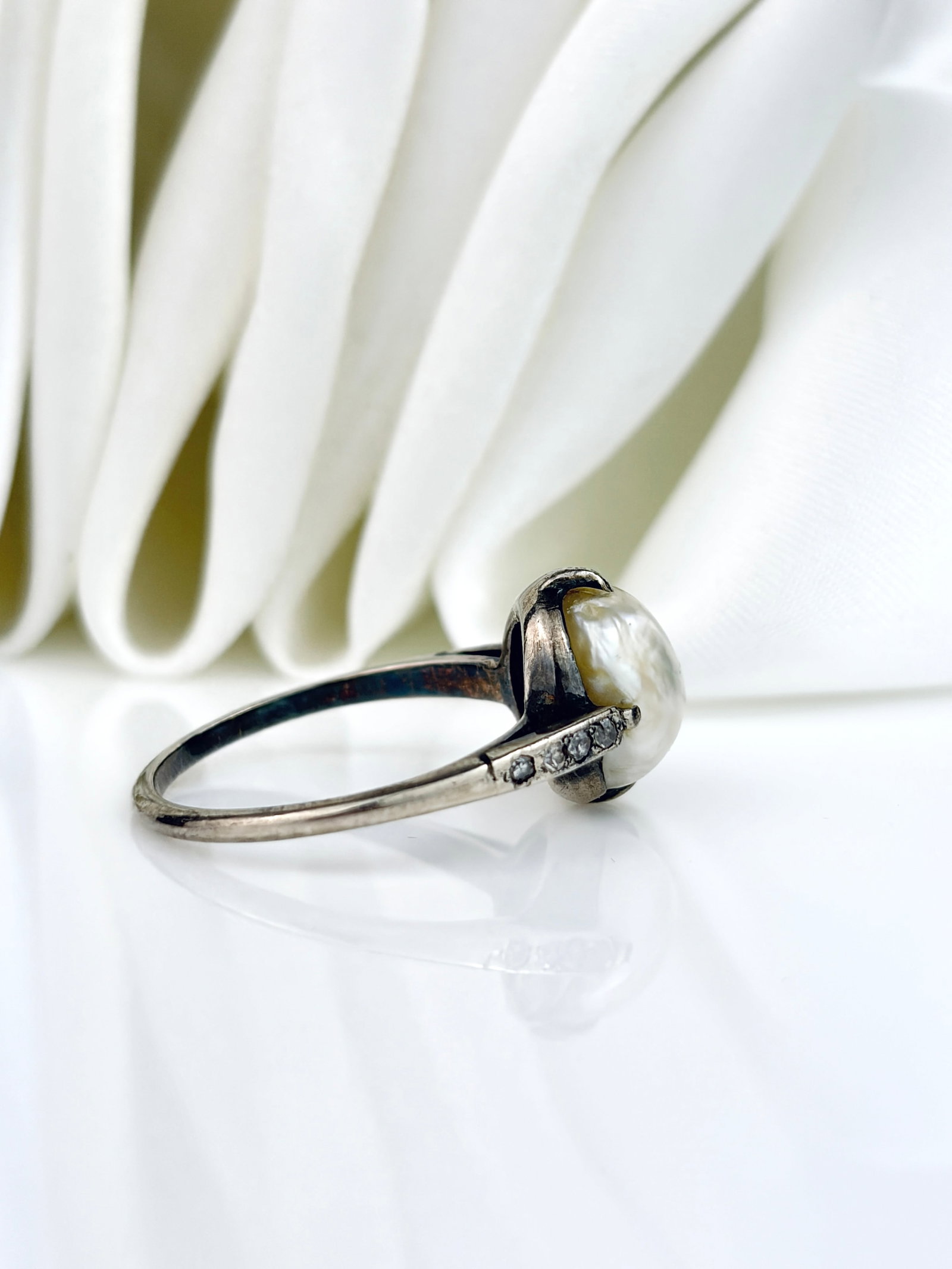 ANTIQUE BAROQUE PEARL AND DIAMOND RING IN WHITE GOLD - 3