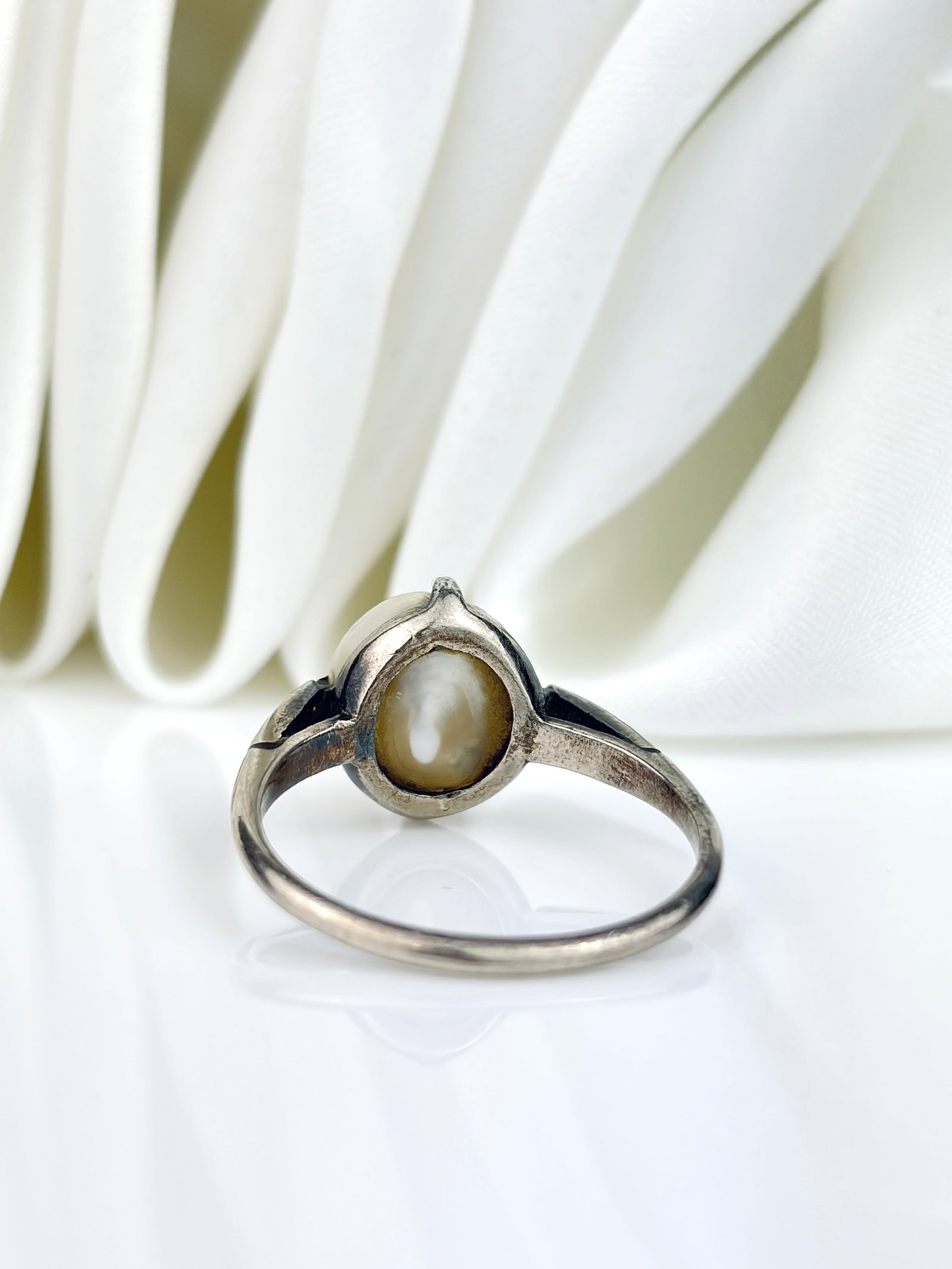 ANTIQUE BAROQUE PEARL AND DIAMOND RING IN WHITE GOLD - 4