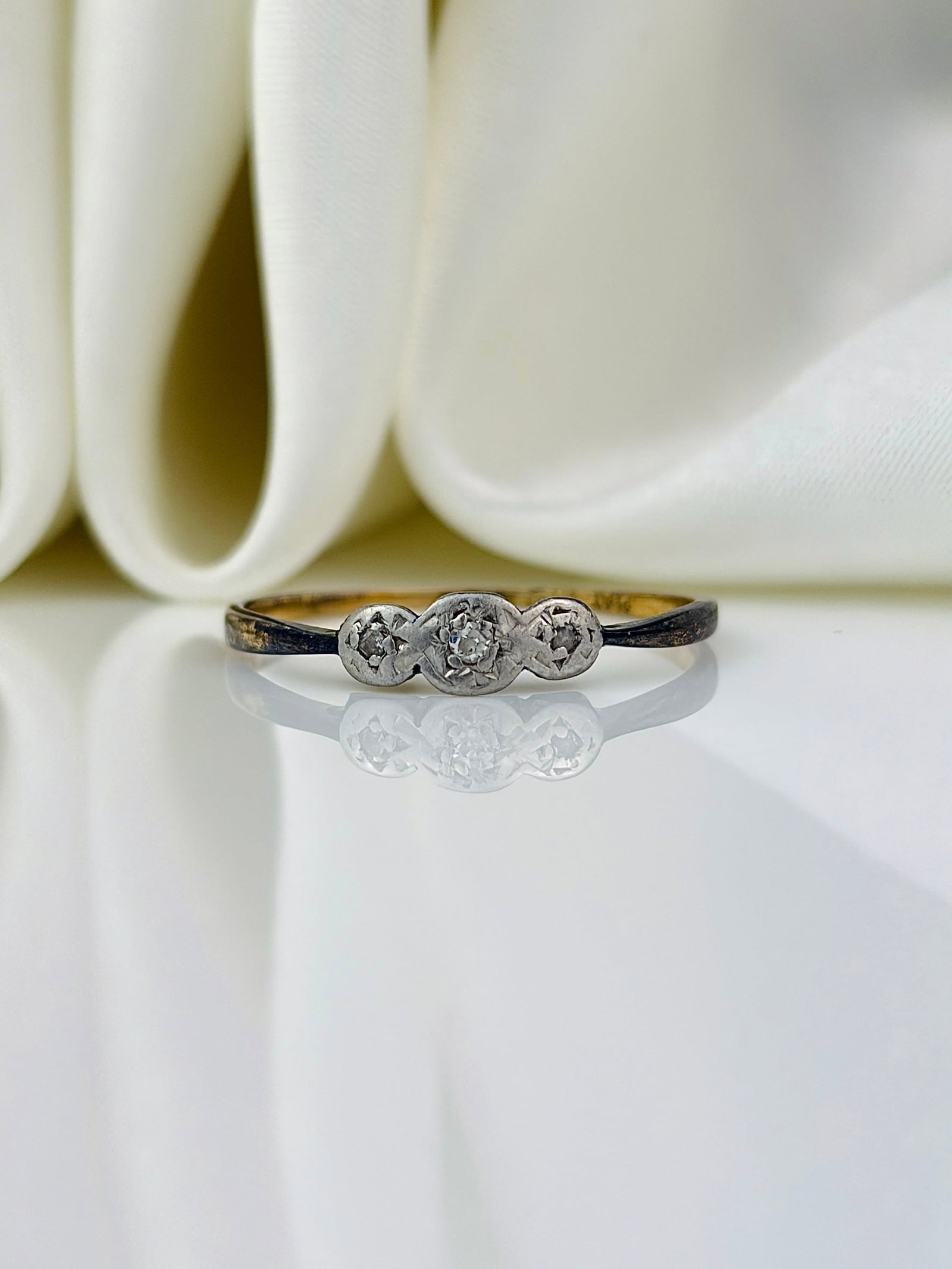 antique 18ct yellow gold and platinum diamond 3 stone ring: antique 18ct yellow gold and platinum diamond 3 stone ring