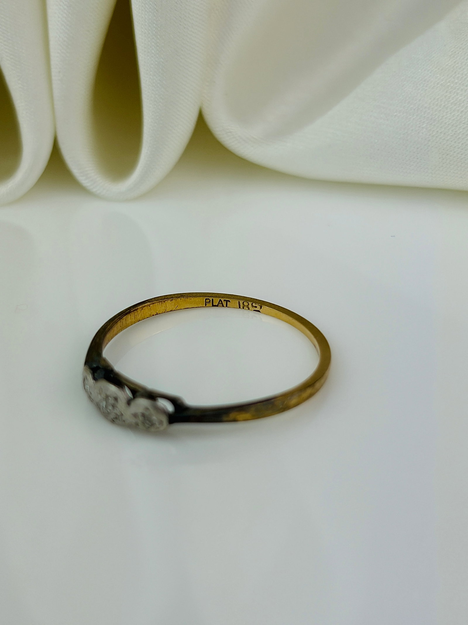 antique 18ct yellow gold and platinum diamond 3 stone ring - 4