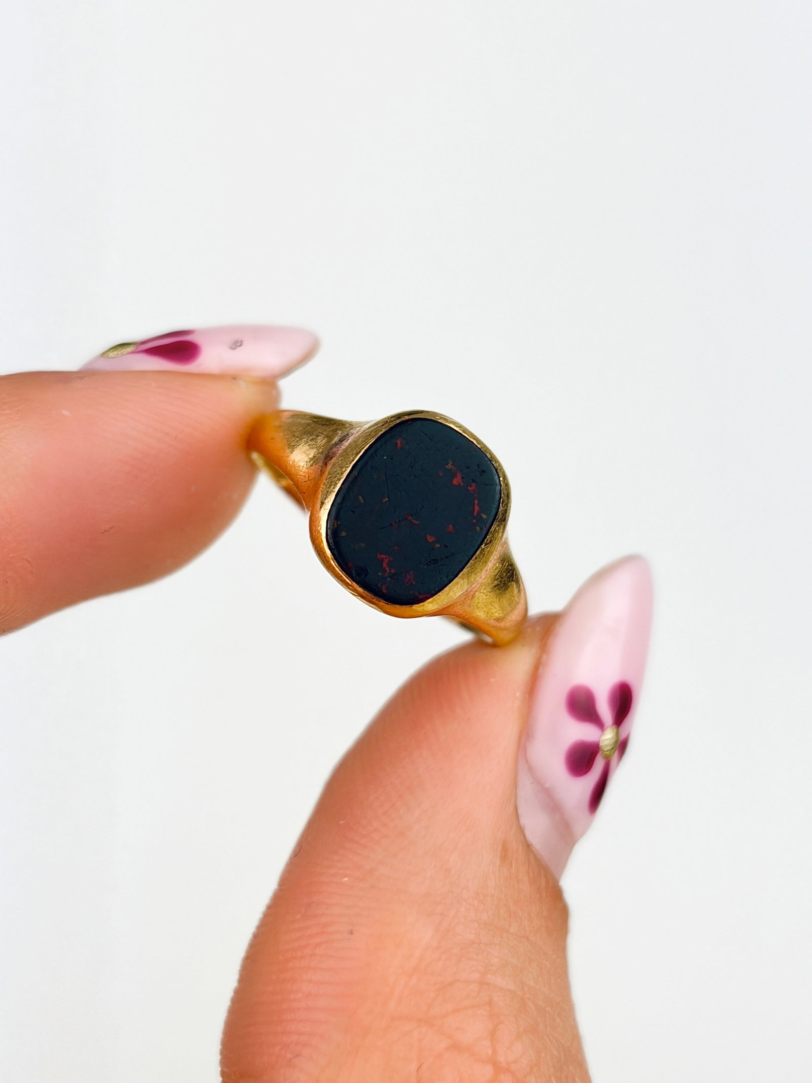 SMALL SIZE ANTIQUE 18CT YELLOW GOLD BLOODSTONE SIGNET RING - 5