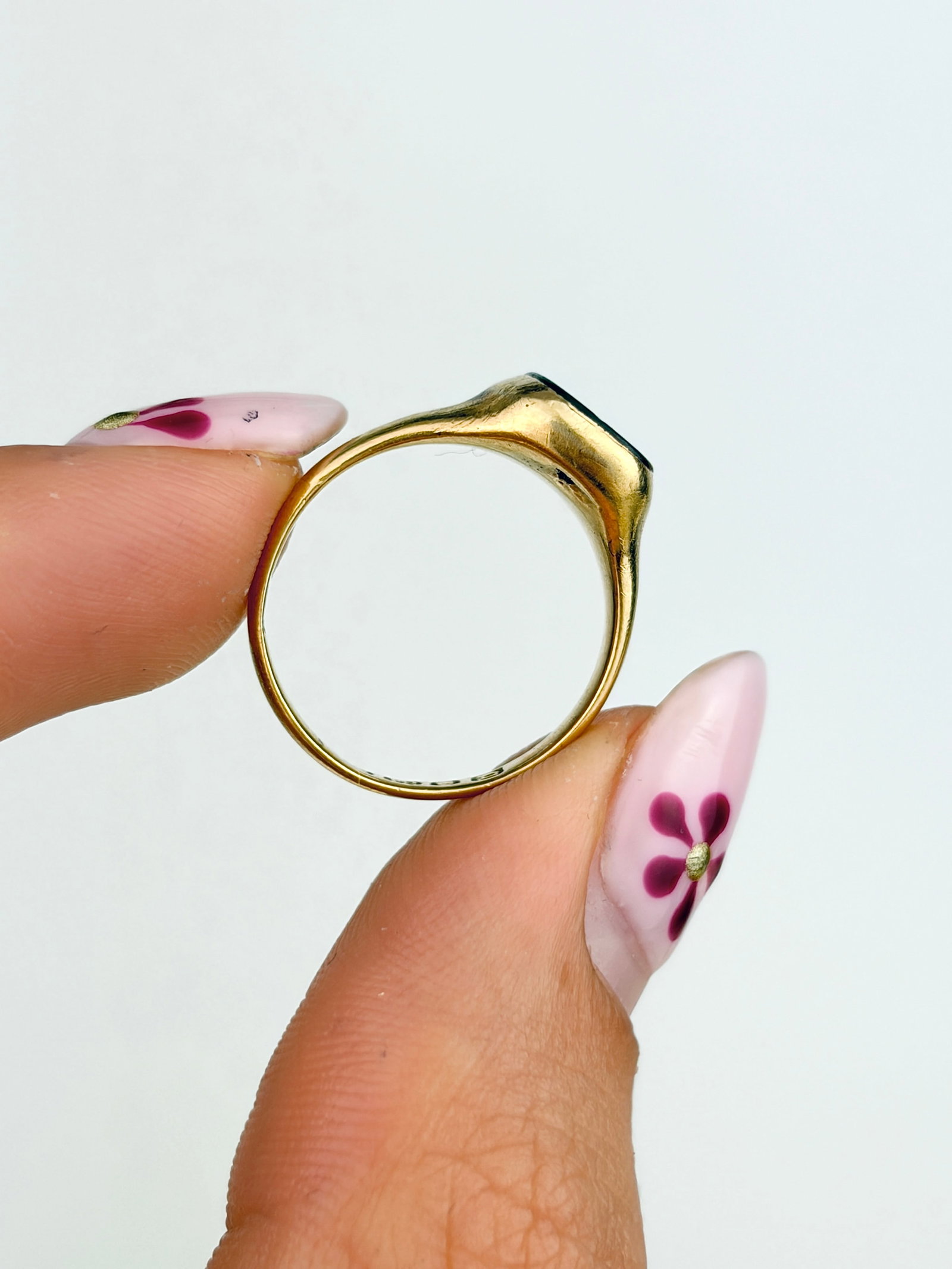 SMALL SIZE ANTIQUE 18CT YELLOW GOLD BLOODSTONE SIGNET RING - 6