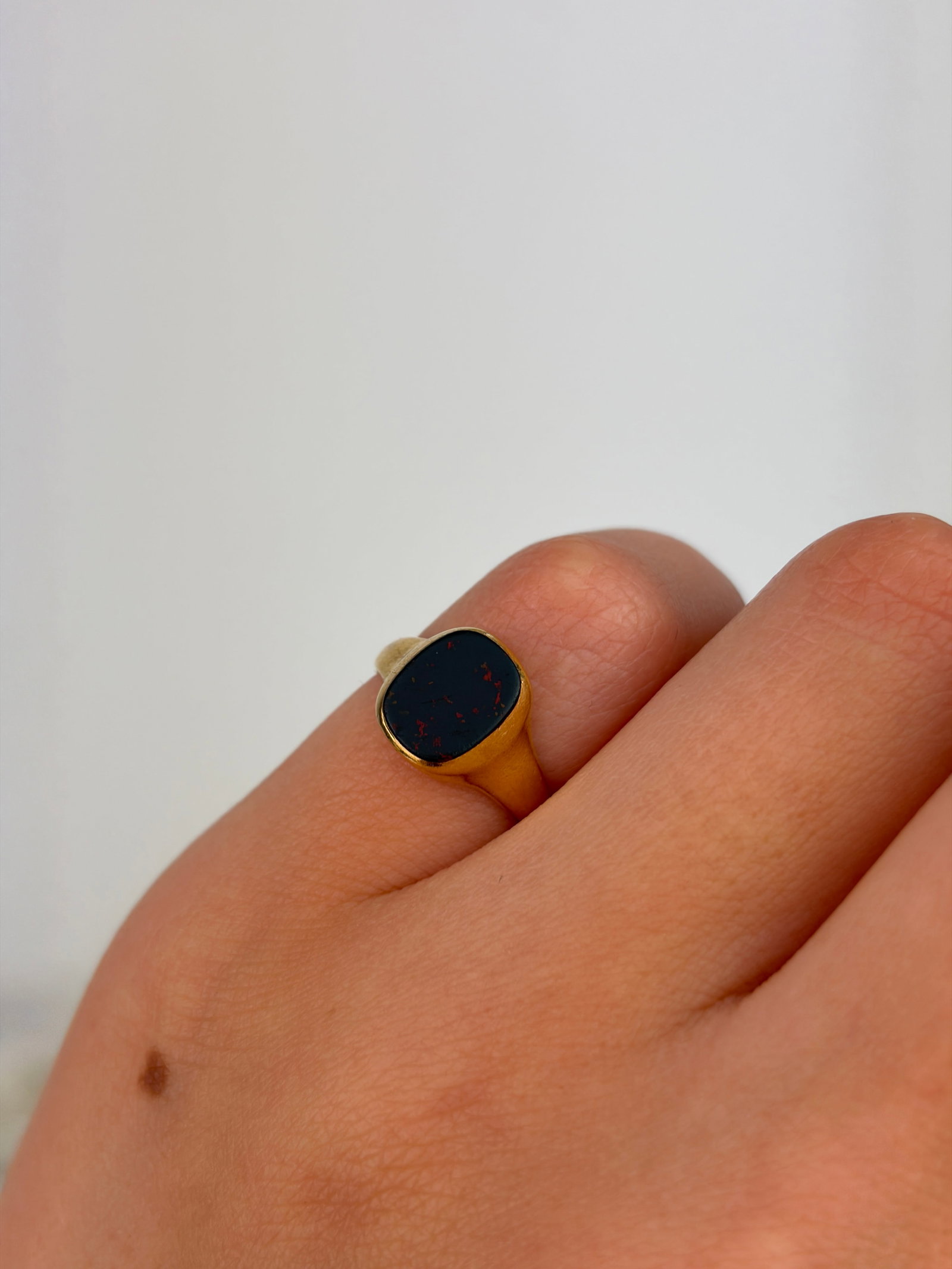 SMALL SIZE ANTIQUE 18CT YELLOW GOLD BLOODSTONE SIGNET RING - 8