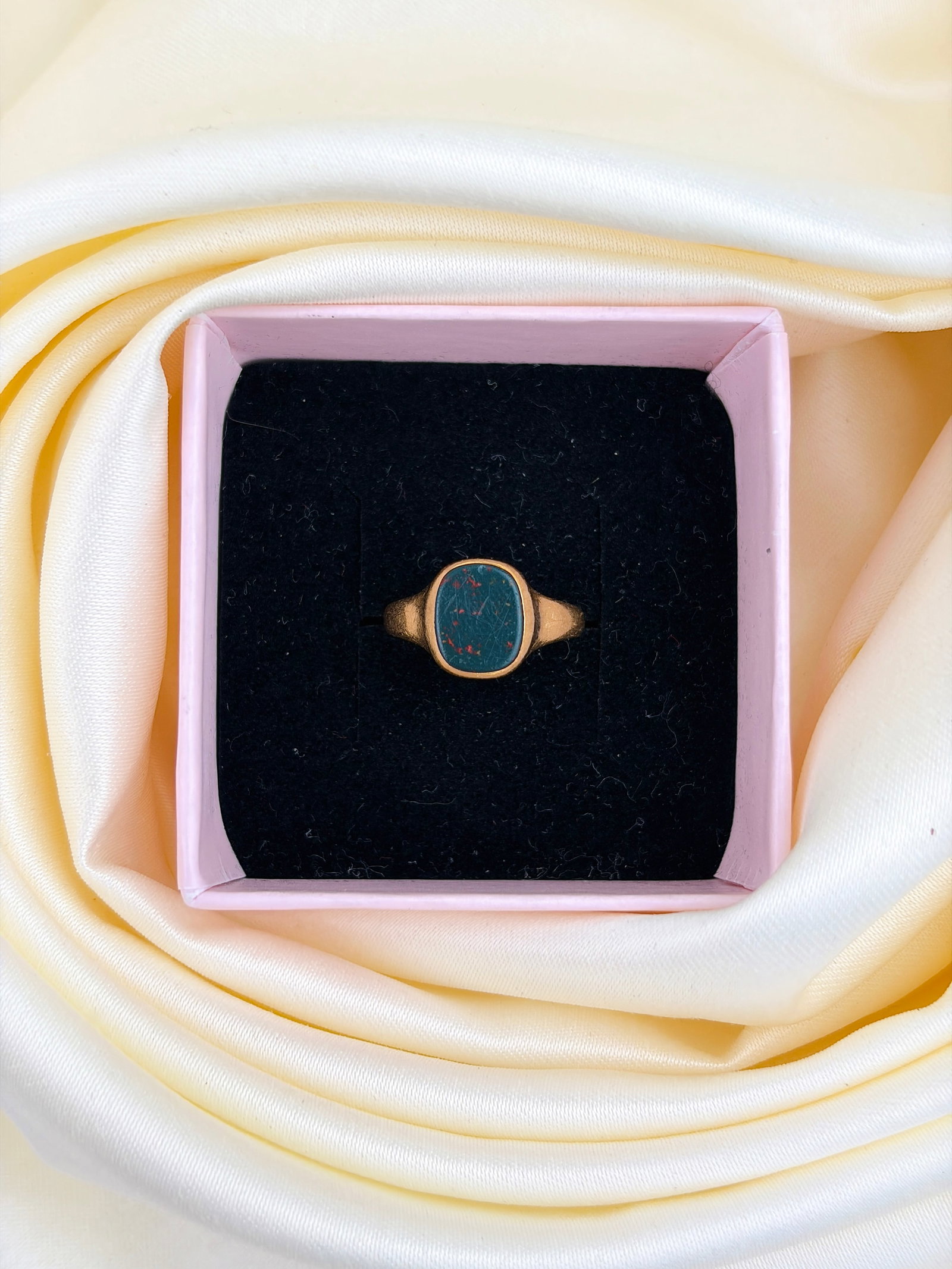 SMALL SIZE ANTIQUE 18CT YELLOW GOLD BLOODSTONE SIGNET RING - 9