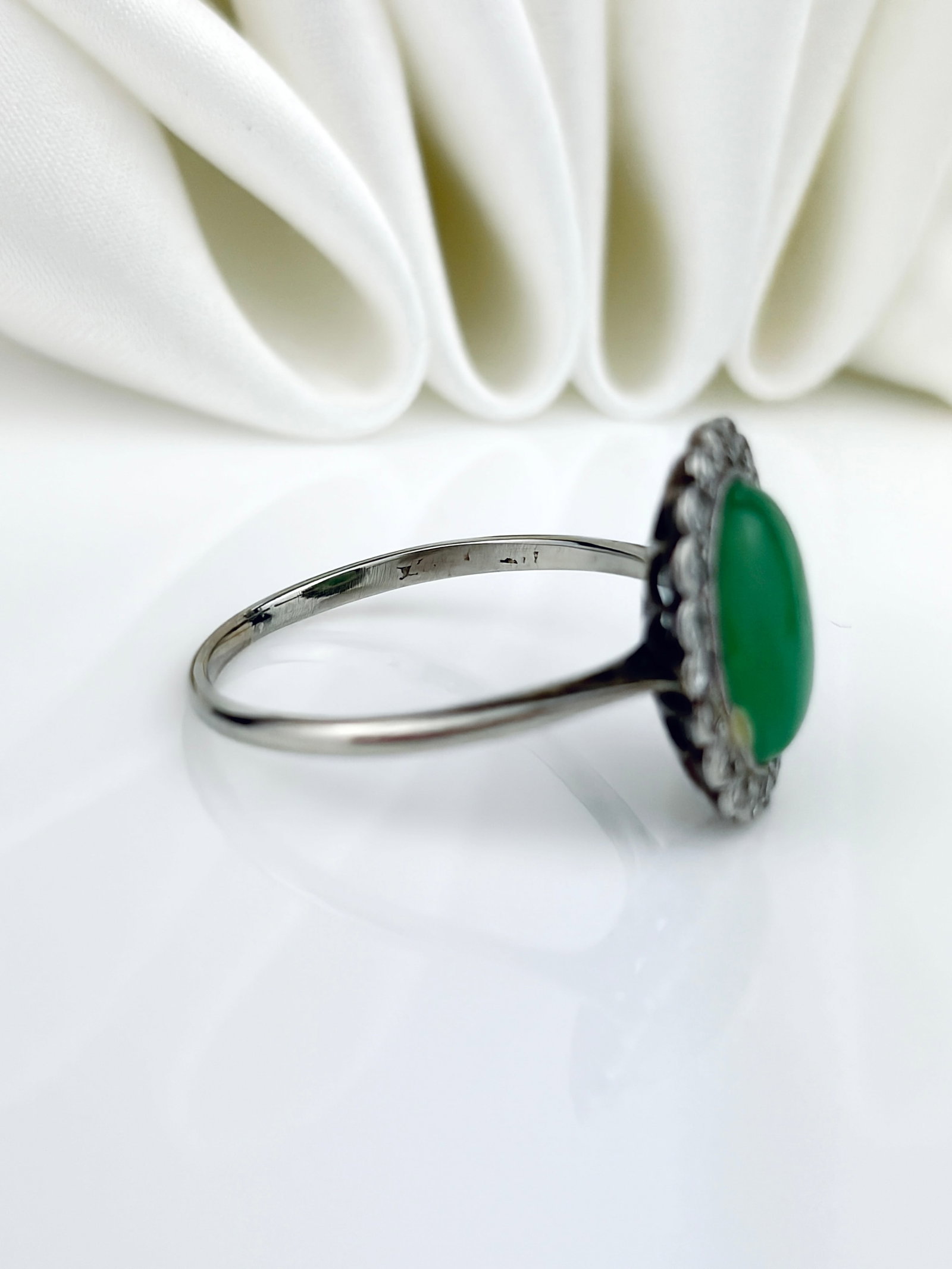 ANTIQUE ART DECO PLATINUM CABOCHON JADE AND DIAMOND CLUSTER RING - 4