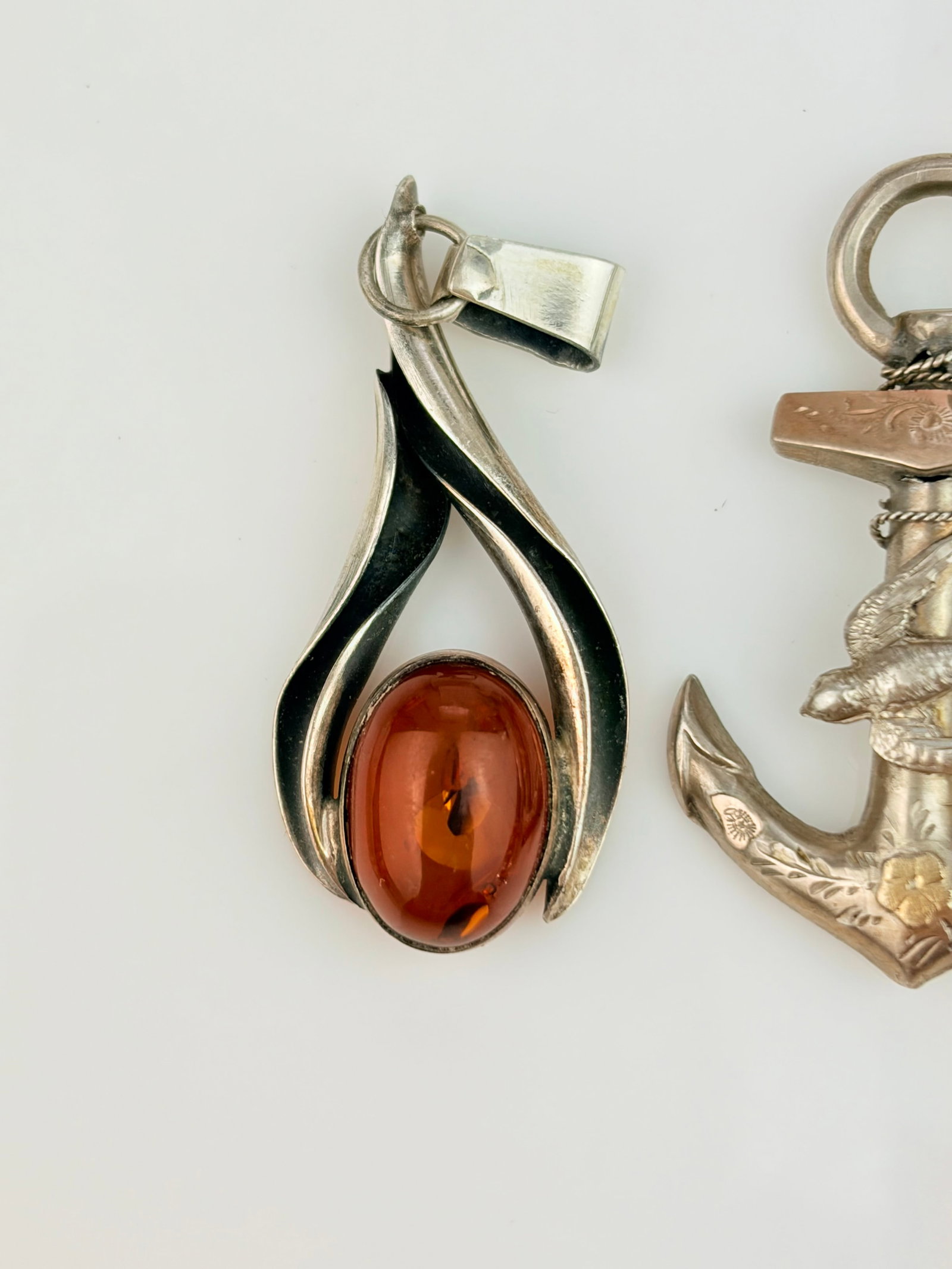 MIXED LOT SILVER SWEETHEART BROOCH AND AMBER PENDANT - 2