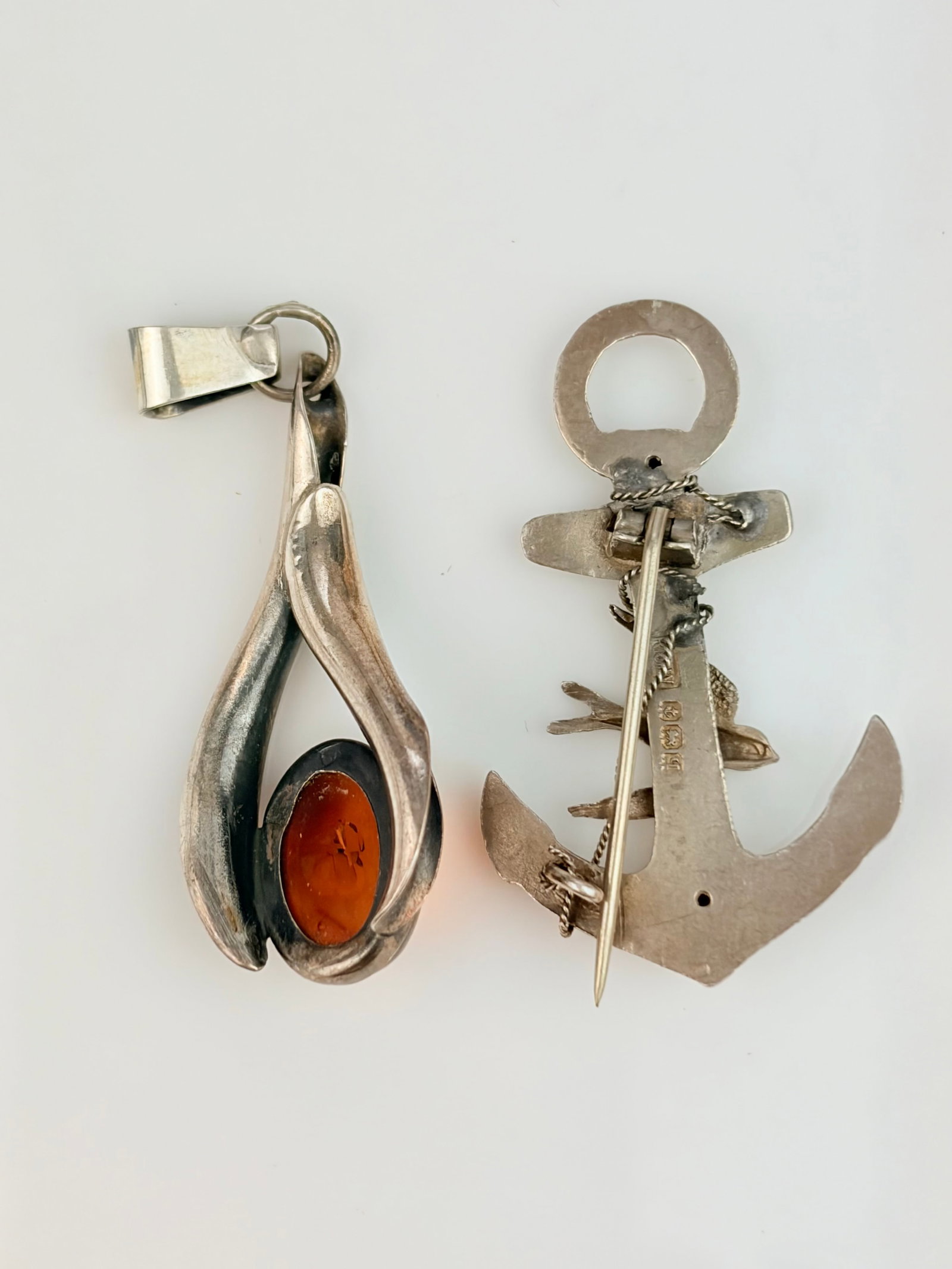 MIXED LOT SILVER SWEETHEART BROOCH AND AMBER PENDANT - 4