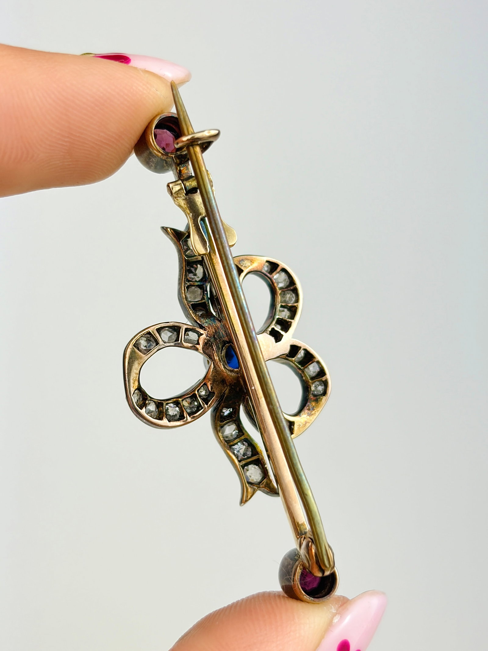 ANTIQUE ROSE CUT DIAMOND, SAPPHIRE AND ALMANDINE GARNET CLOVER BROOCH IN GOLD - 3