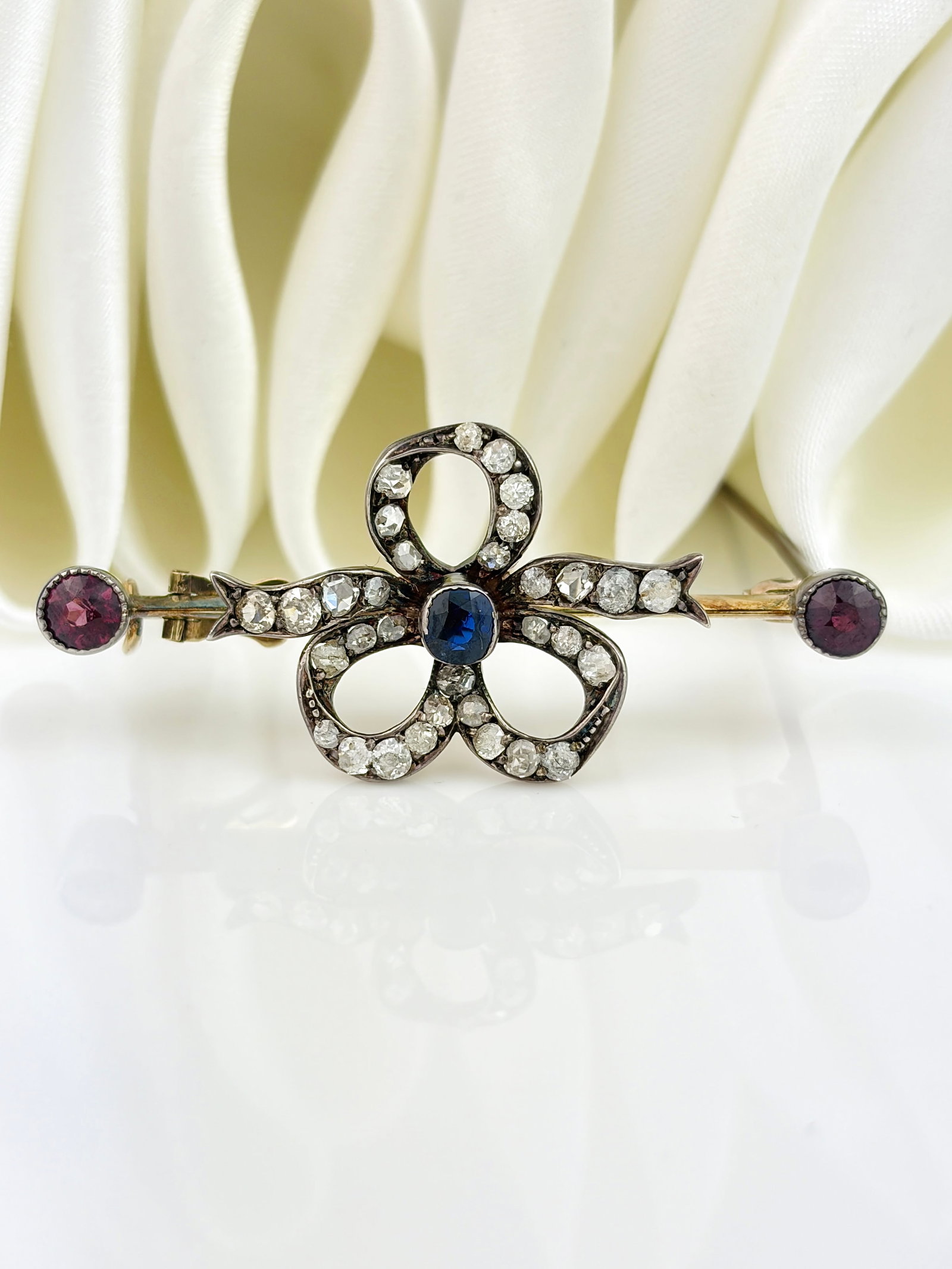 ANTIQUE ROSE CUT DIAMOND, SAPPHIRE AND ALMANDINE GARNET CLOVER BROOCH IN GOLD - 4