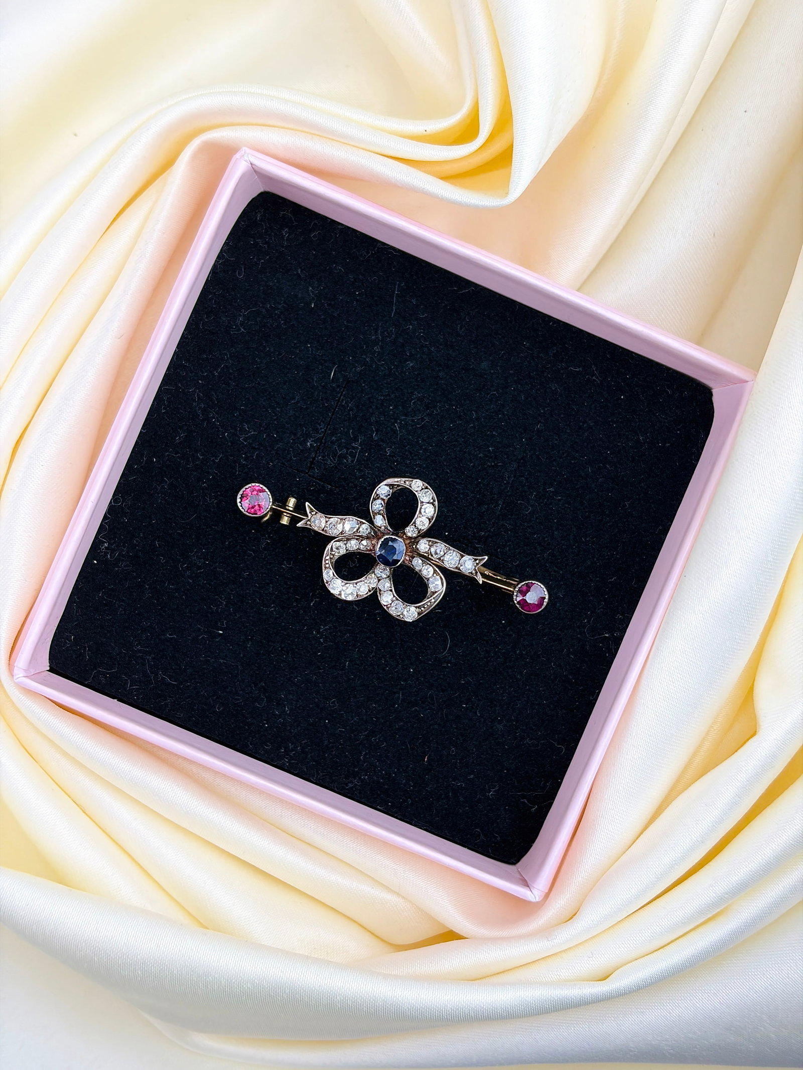 ANTIQUE ROSE CUT DIAMOND, SAPPHIRE AND ALMANDINE GARNET CLOVER BROOCH IN GOLD - 5