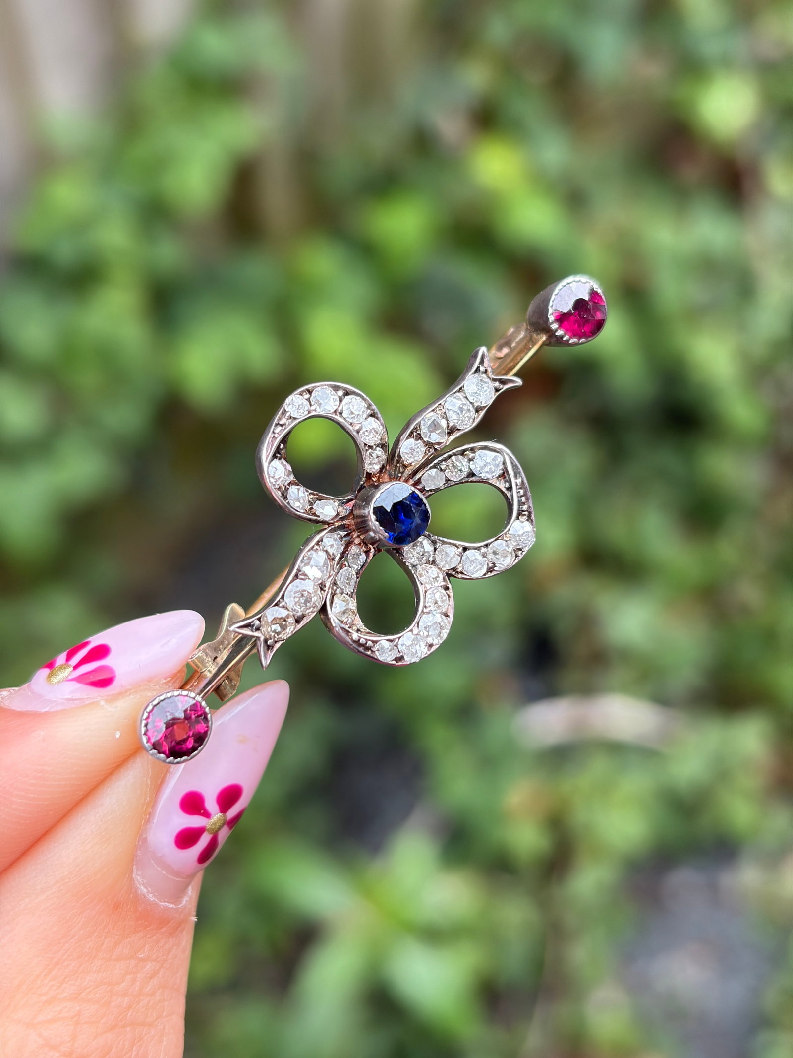 ANTIQUE ROSE CUT DIAMOND, SAPPHIRE AND ALMANDINE GARNET CLOVER BROOCH IN GOLD - 8