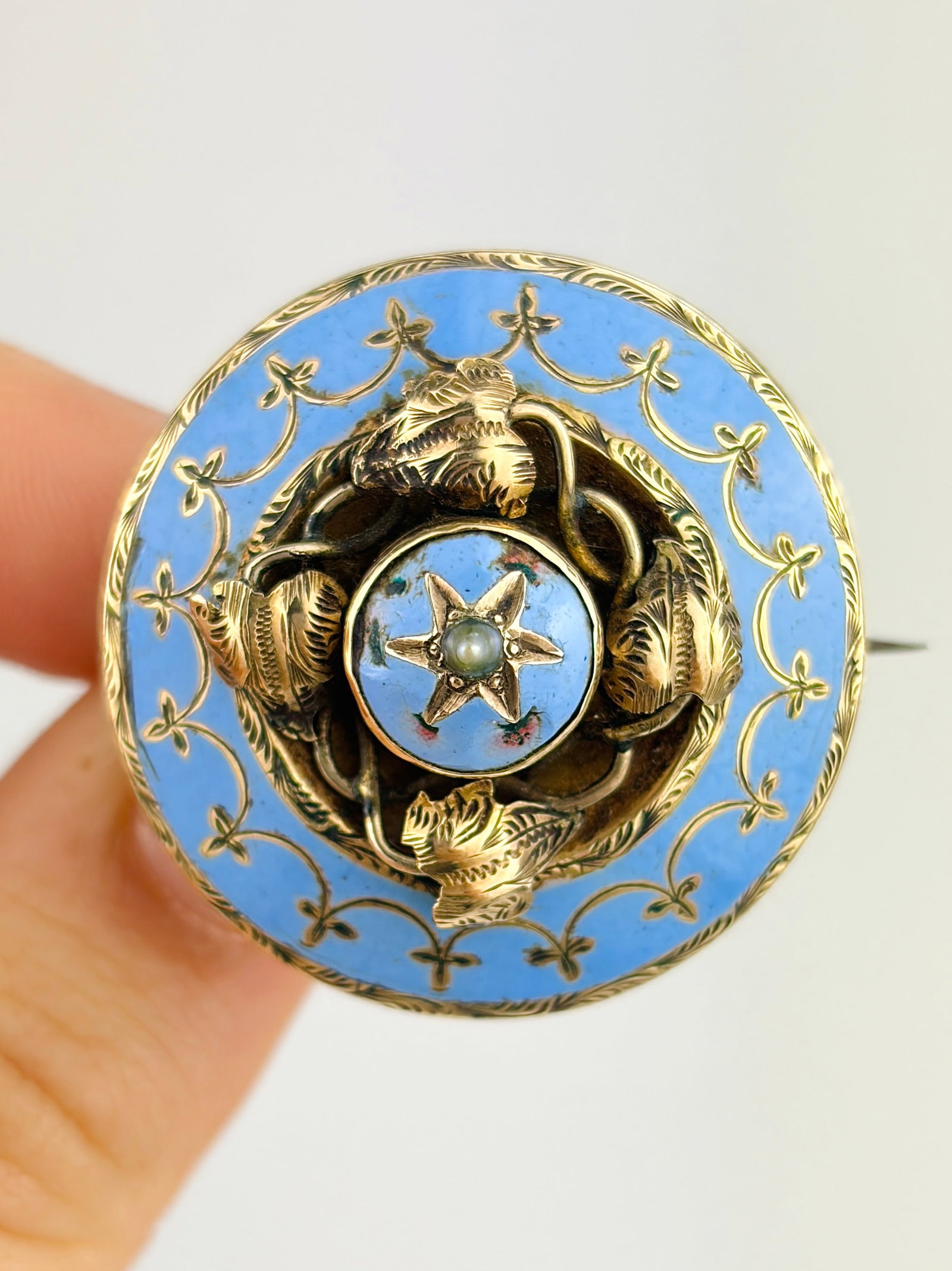 ANTIQUE VICTORIAN GOLD BLUE ENAMEL AND PEARL LEAF DETAIL LOCKET BACK BROOCH: ANTIQUE VICTORIAN GOLD BLUE ENAMEL AND PEARL LEAF DETAIL BROOCH Captivating hand crafted brooch from the Victorian era featuring a wonderful light blue enamel, star set pearl centre, and amazing gold 