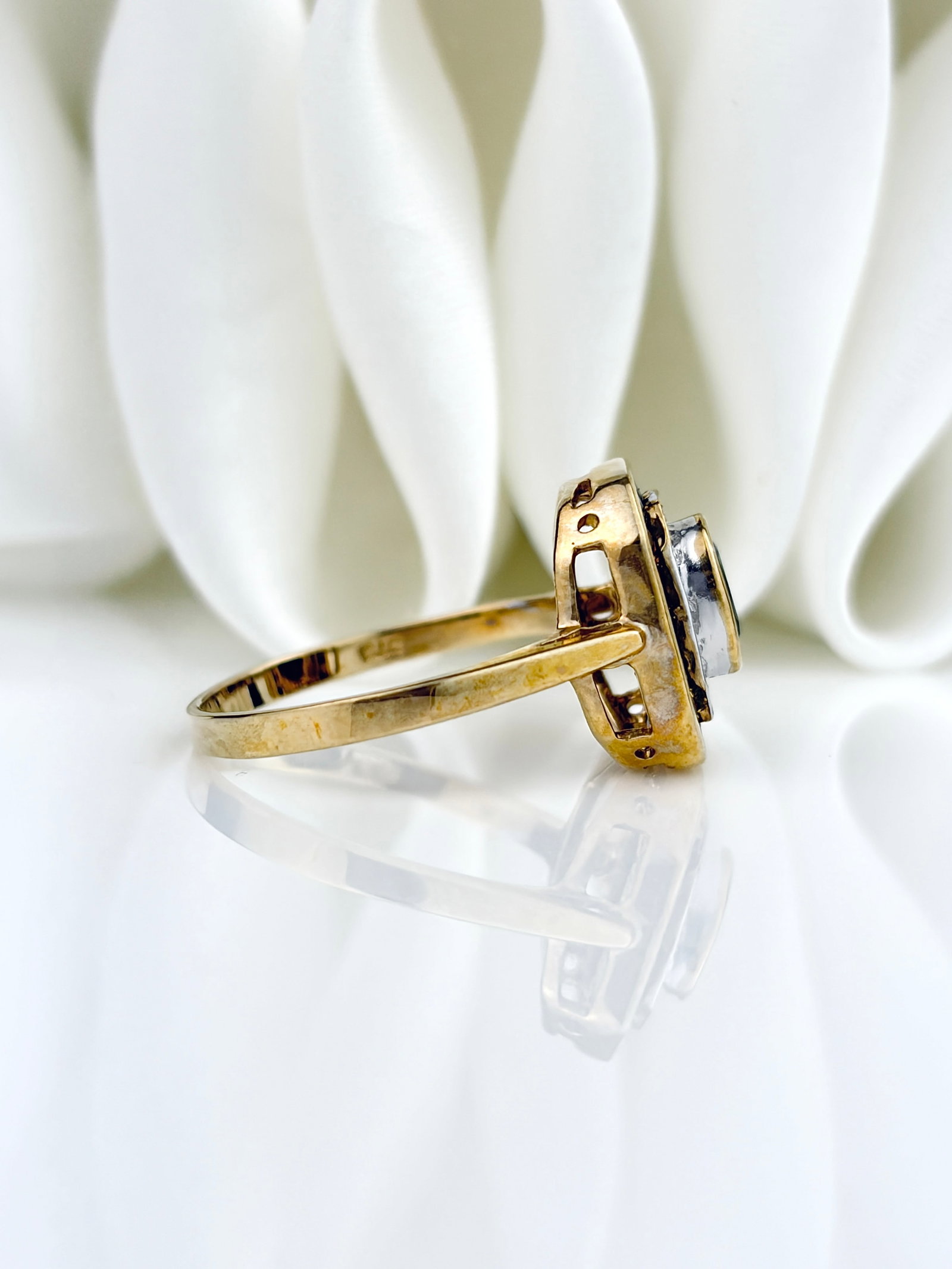 VINTAGE 9CT YELLOW GOLD SAPPHIRE AND DIAMOND PANEL RING - 2