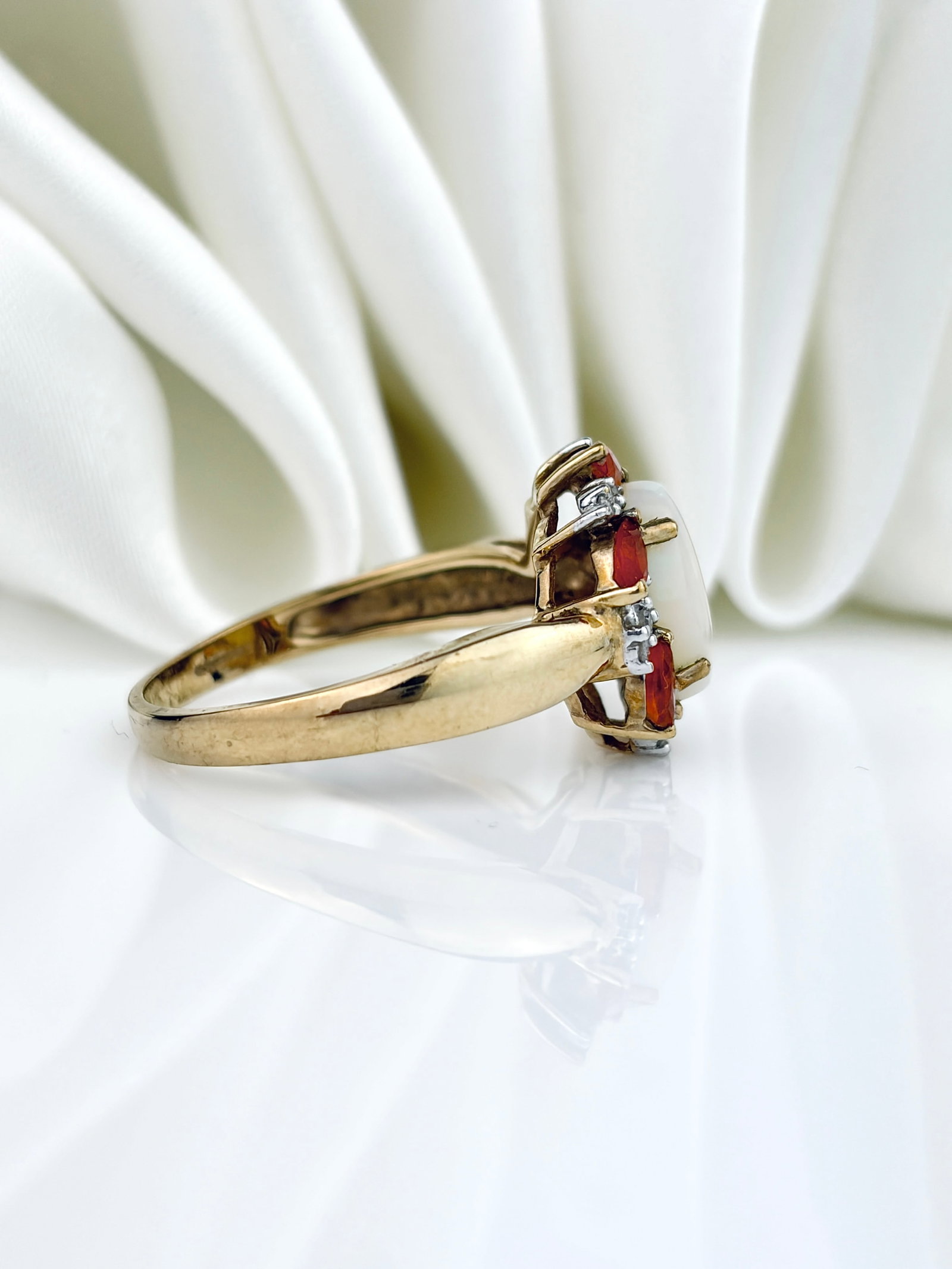 VINTAGE 9CT YELLOW GOLD OPAL, DIAMOND AND FIRE OPAL CLUSTER RING - 2