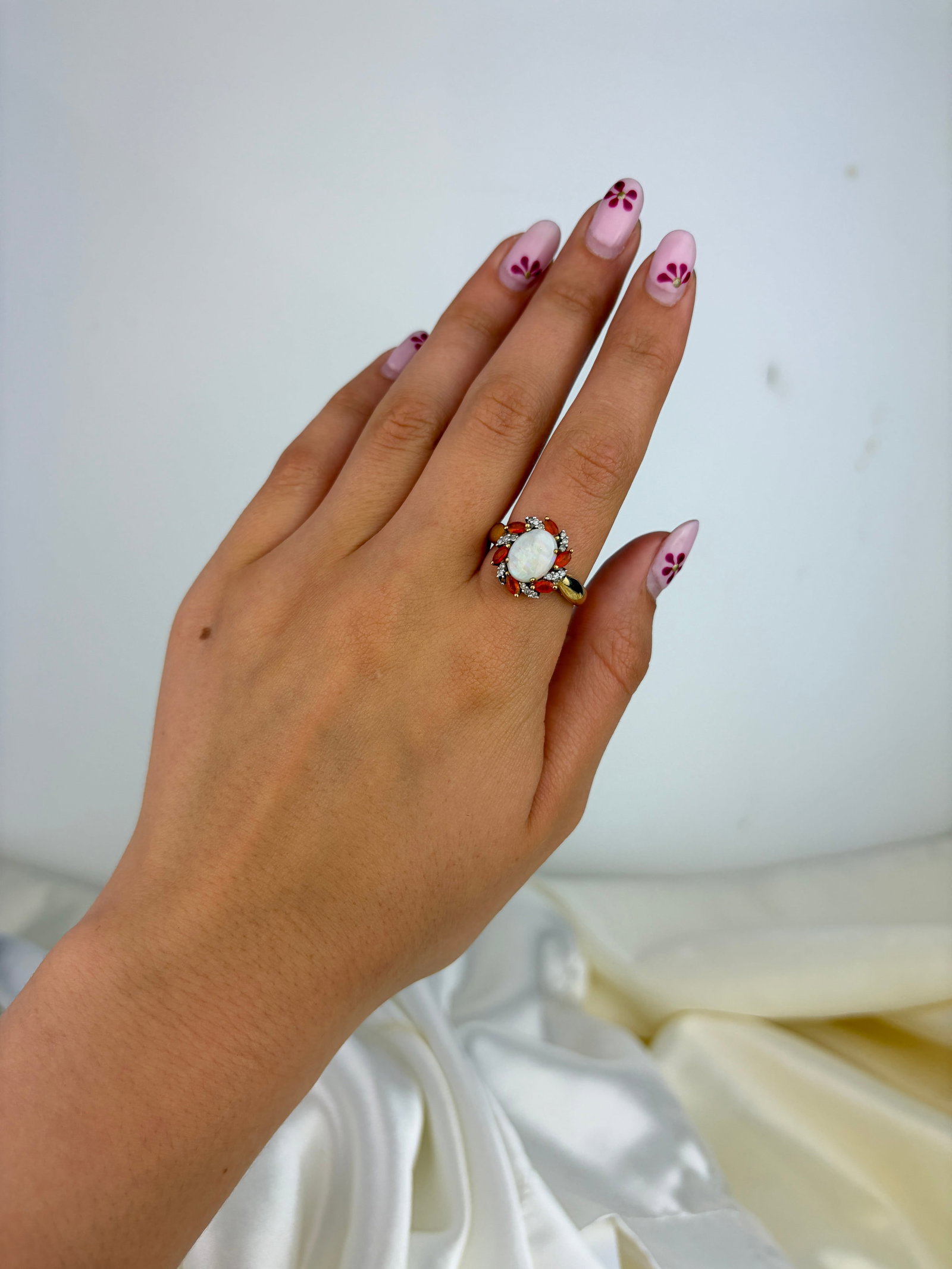 VINTAGE 9CT YELLOW GOLD OPAL, DIAMOND AND FIRE OPAL CLUSTER RING - 7