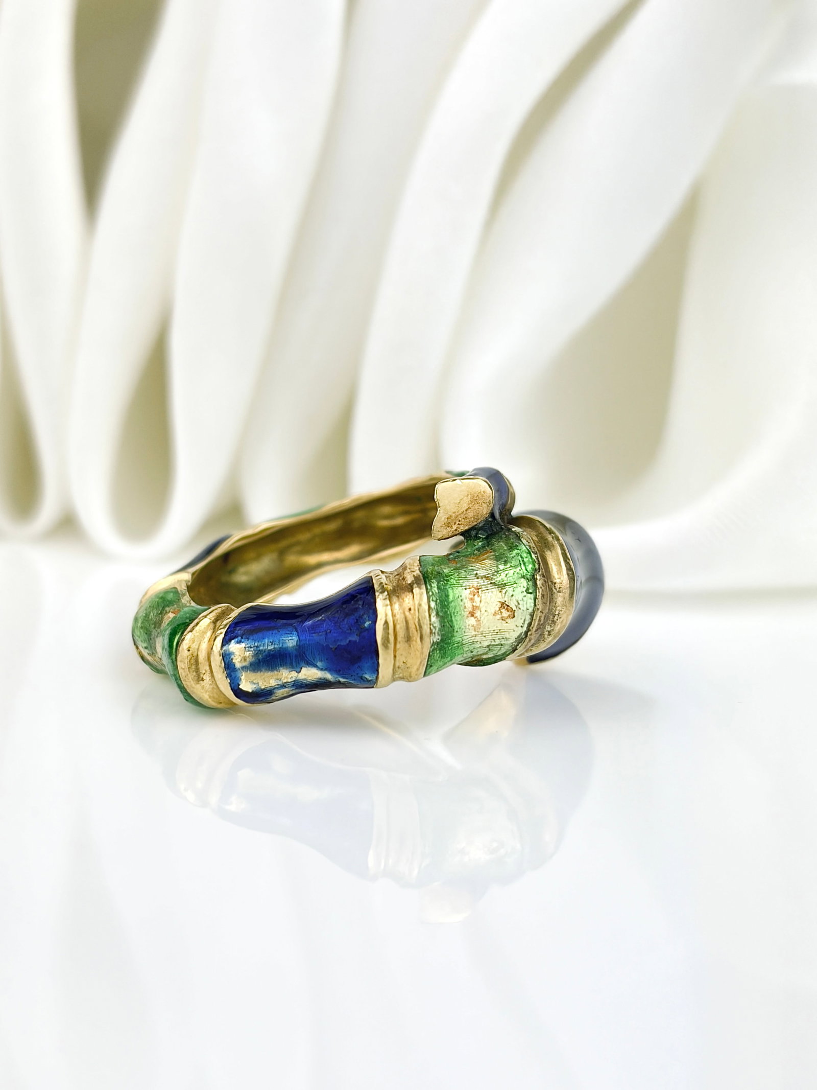 VINTAGE MID CENTURY BLUE AND GREEN ENAMEL BAMBOO RING IN 18CT YELLOW GOLD - 3