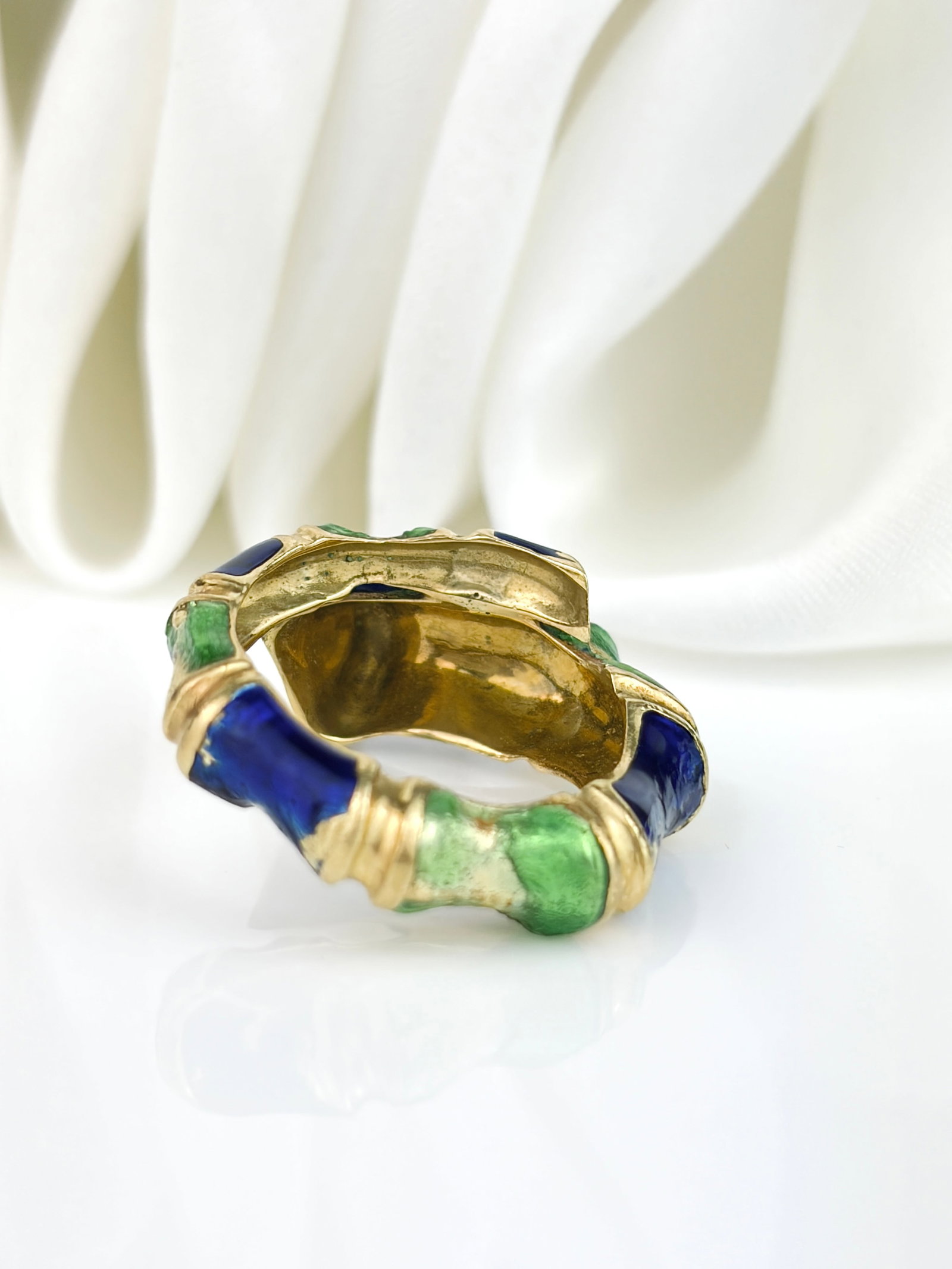 VINTAGE MID CENTURY BLUE AND GREEN ENAMEL BAMBOO RING IN 18CT YELLOW GOLD - 4