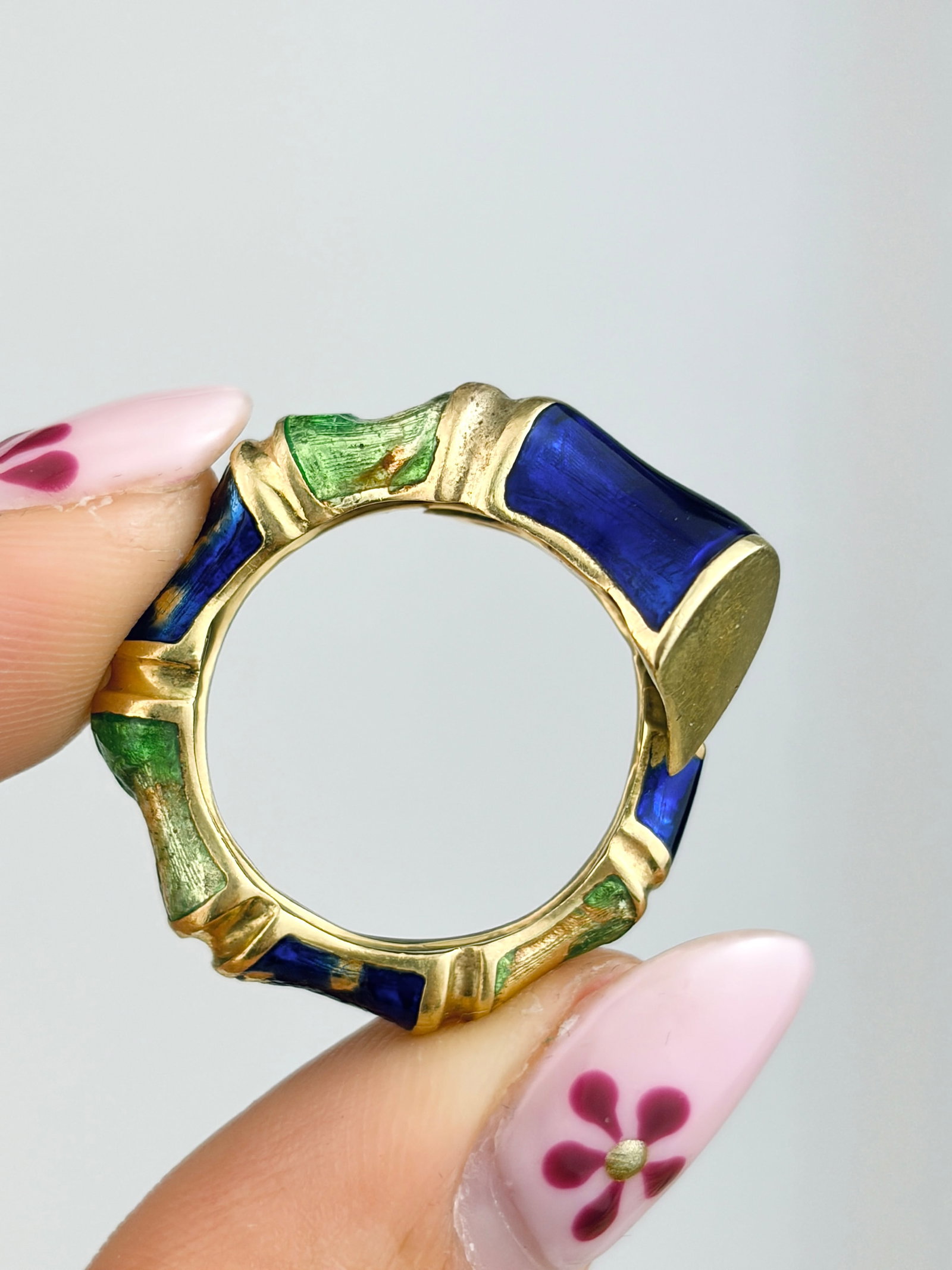 VINTAGE MID CENTURY BLUE AND GREEN ENAMEL BAMBOO RING IN 18CT YELLOW GOLD - 7