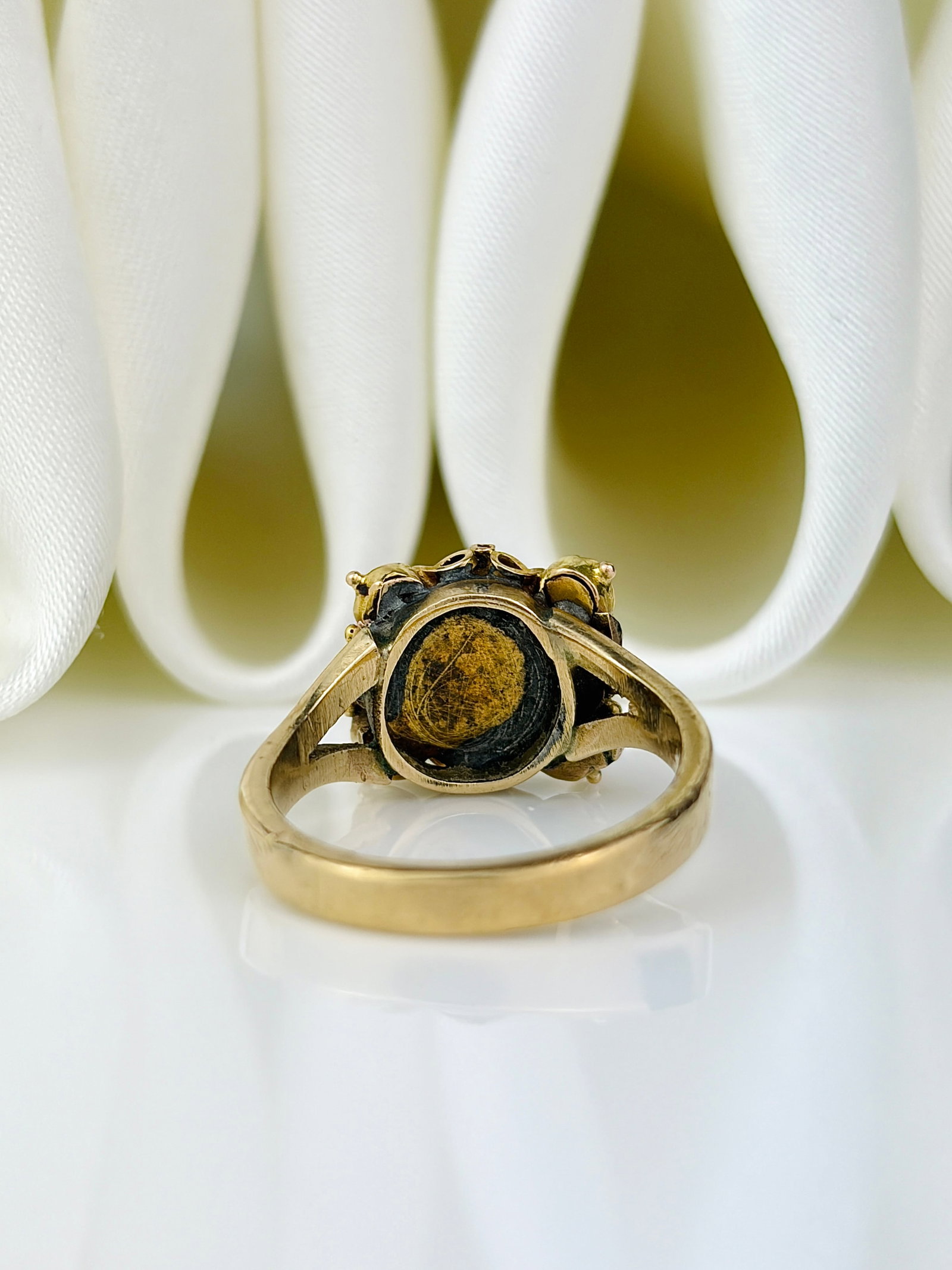 chunky antique 9ct gold flat cut garnet and pearl ring - 3