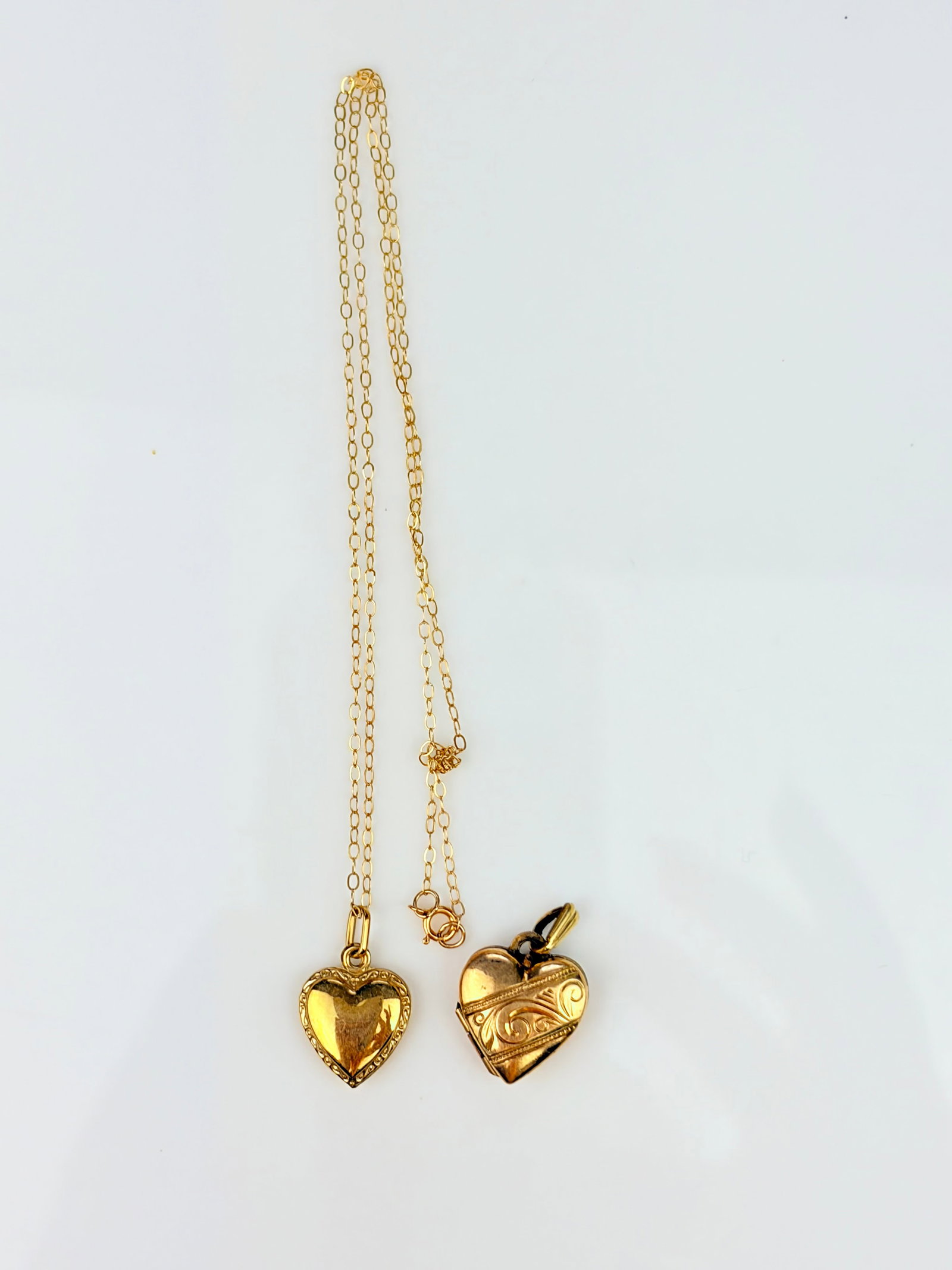 9CT GOLD HEART PENDANT ON 9CT CHAIN, AND ROLLED GOLD HEART LOCKET: 9CT GOLD HEART PENDANT ON 9CT CHAIN, AND ROLLED GOLD HEART LOCKET