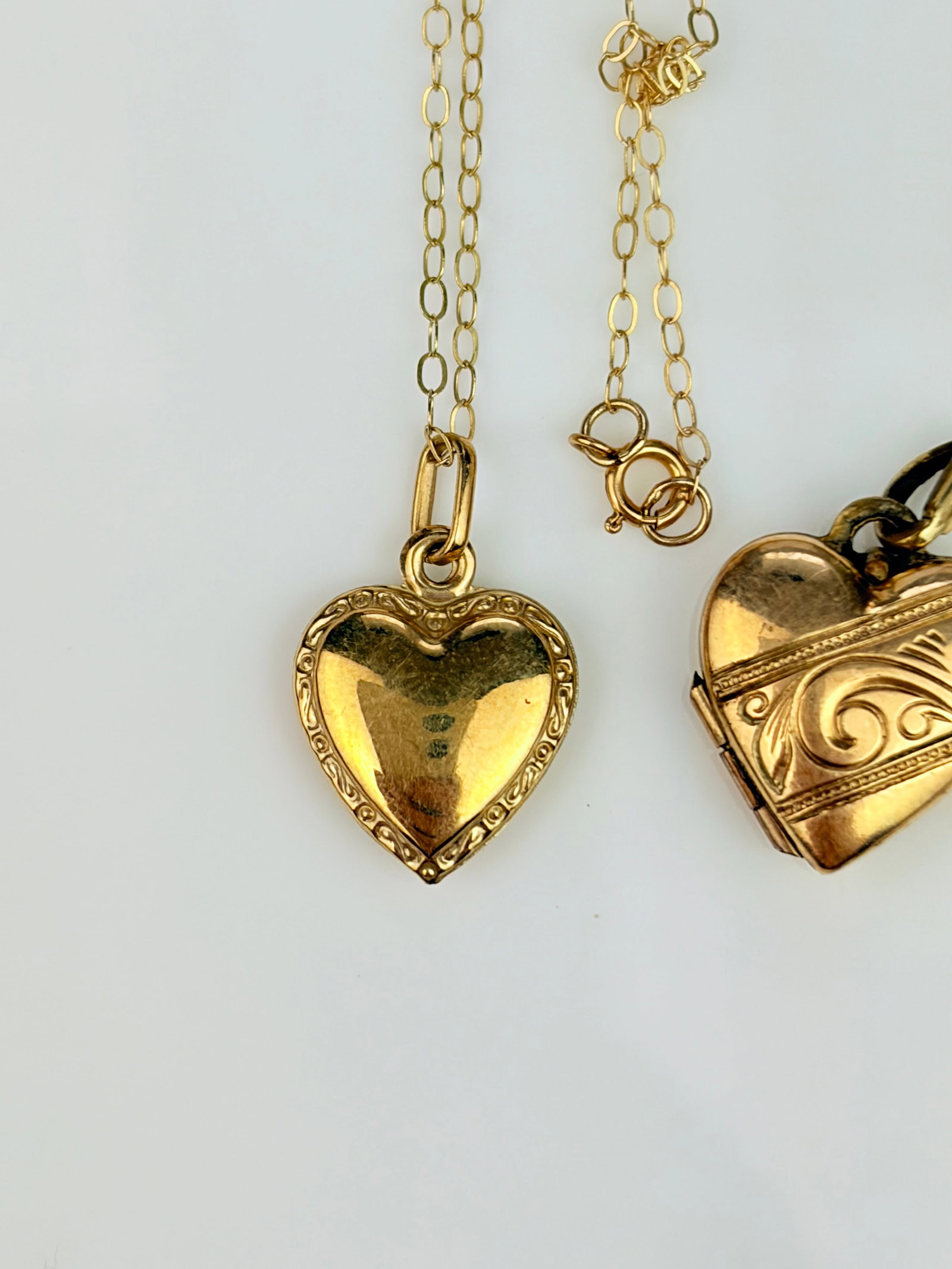 9CT GOLD HEART PENDANT ON 9CT CHAIN, AND ROLLED GOLD HEART LOCKET - 3