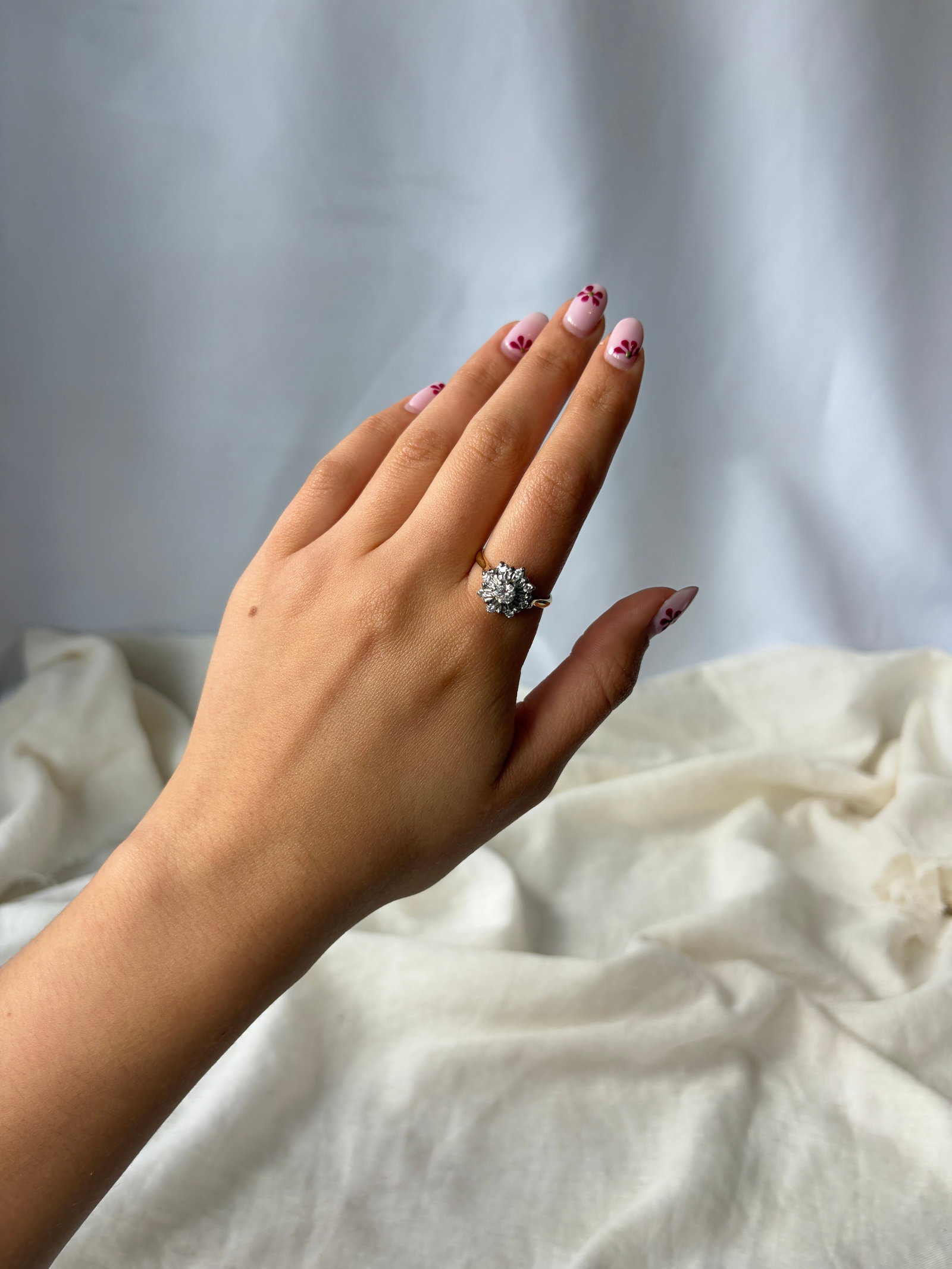 VINTAGE C.1976 18CT GOLD LARGE DIAMOND CLUSTER RING - 10