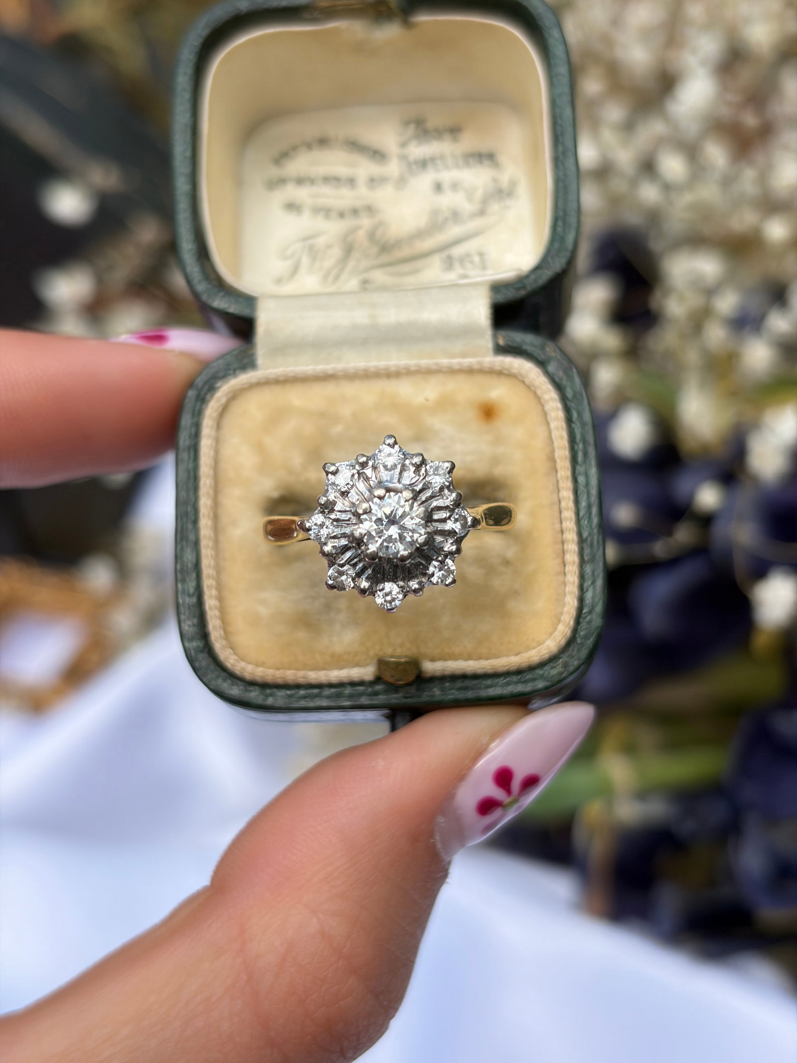 VINTAGE C.1976 18CT GOLD LARGE DIAMOND CLUSTER RING - 2