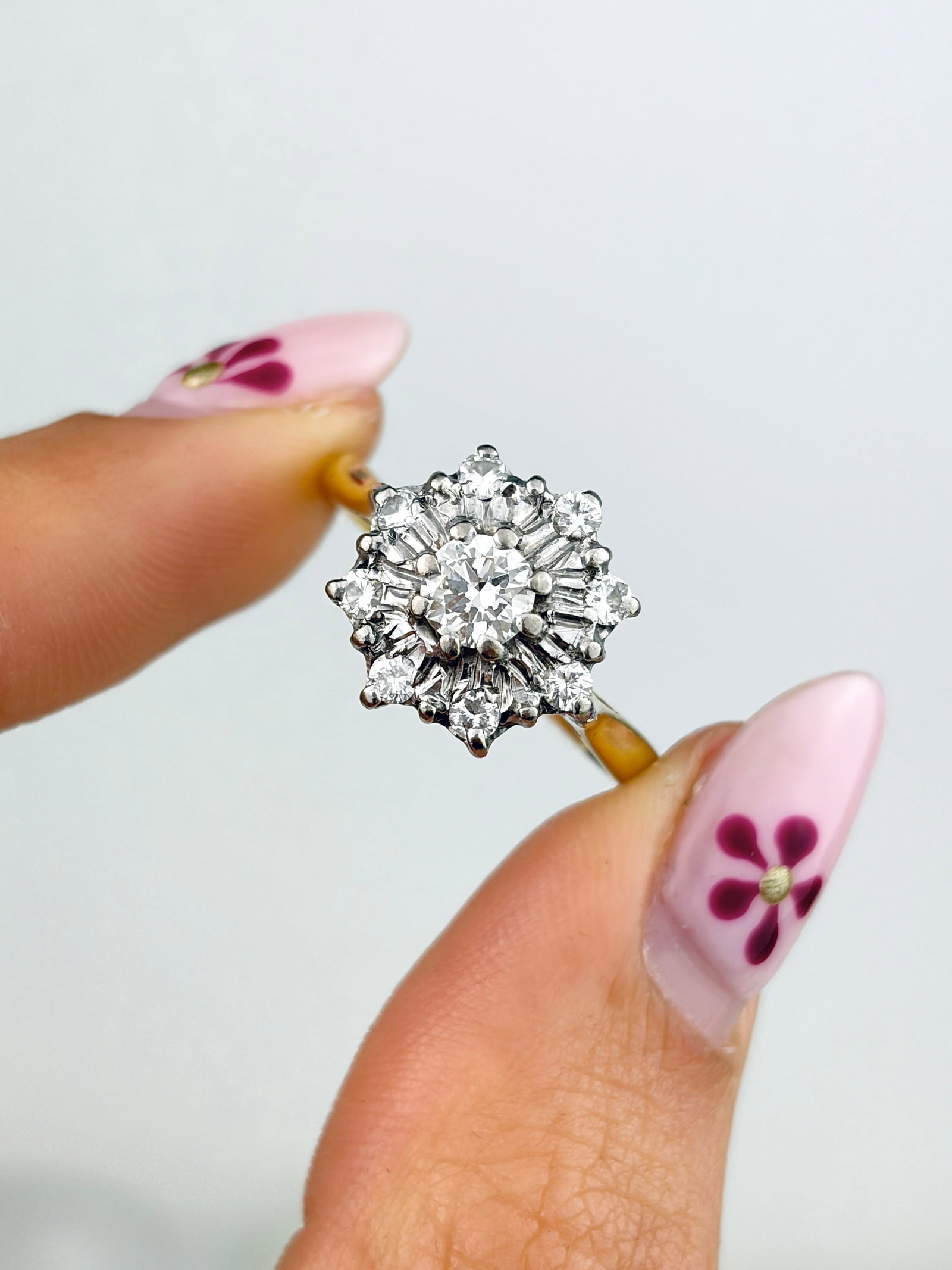 VINTAGE C.1976 18CT GOLD LARGE DIAMOND CLUSTER RING - 6