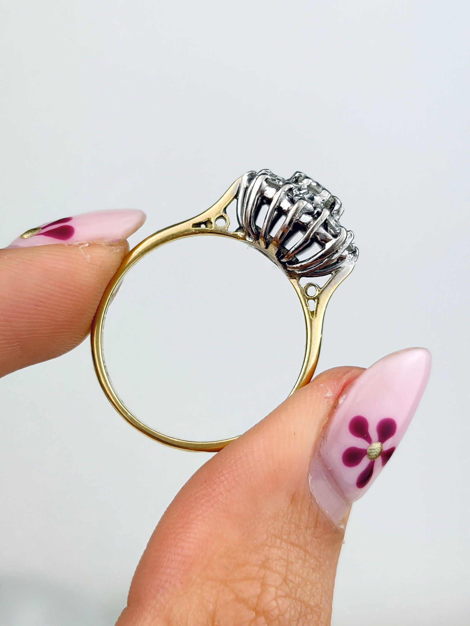 VINTAGE C.1976 18CT GOLD LARGE DIAMOND CLUSTER RING - 7