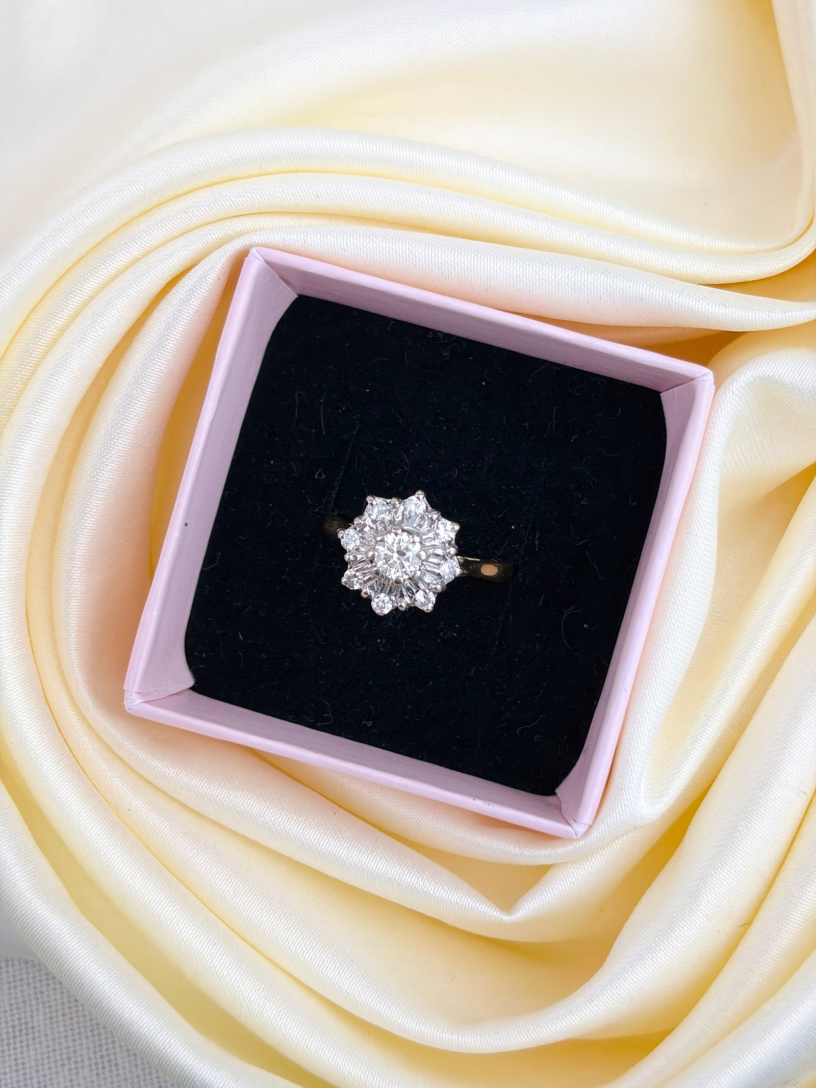 VINTAGE C.1976 18CT GOLD LARGE DIAMOND CLUSTER RING - 8