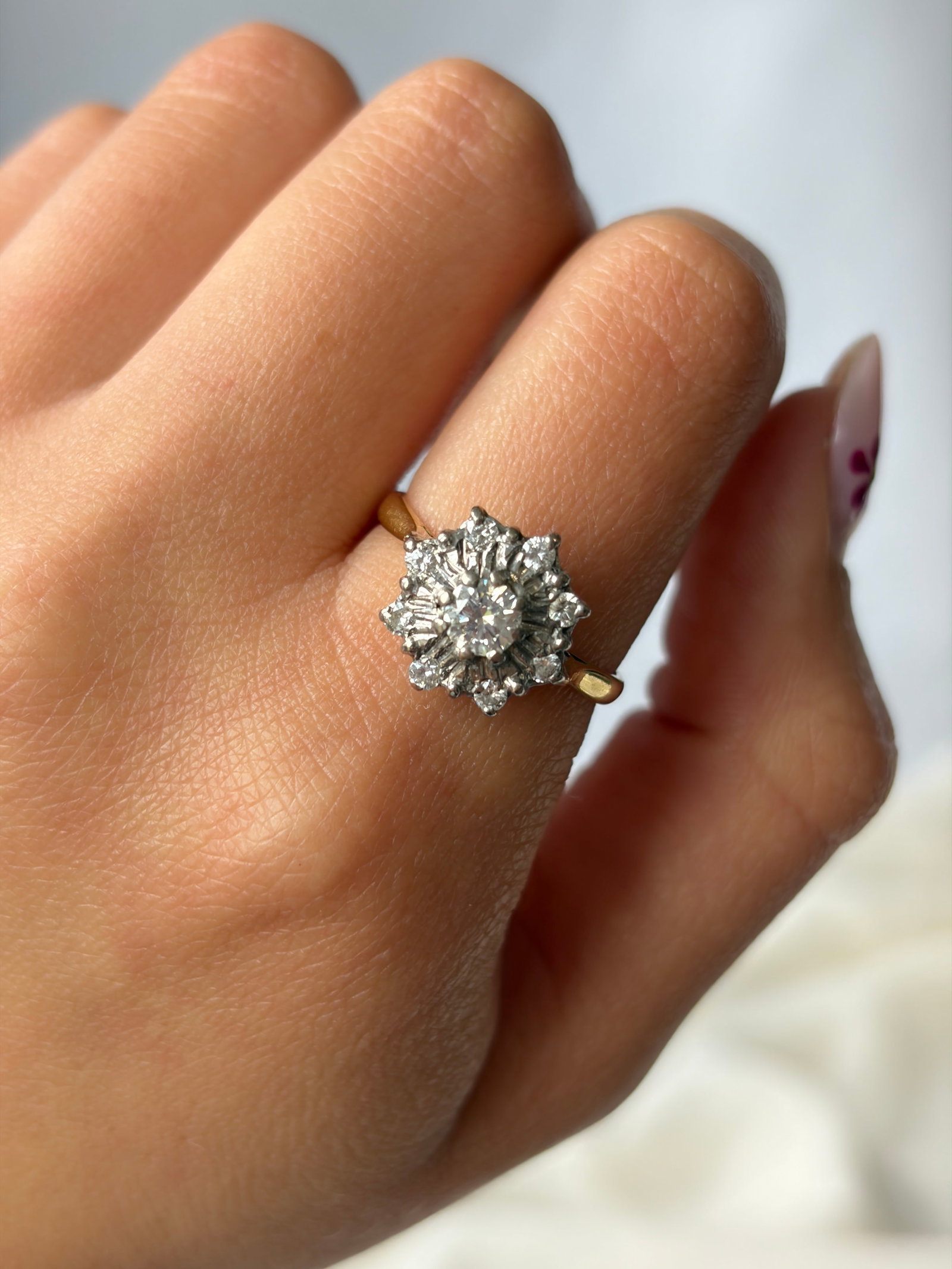 VINTAGE C.1976 18CT GOLD LARGE DIAMOND CLUSTER RING - 9
