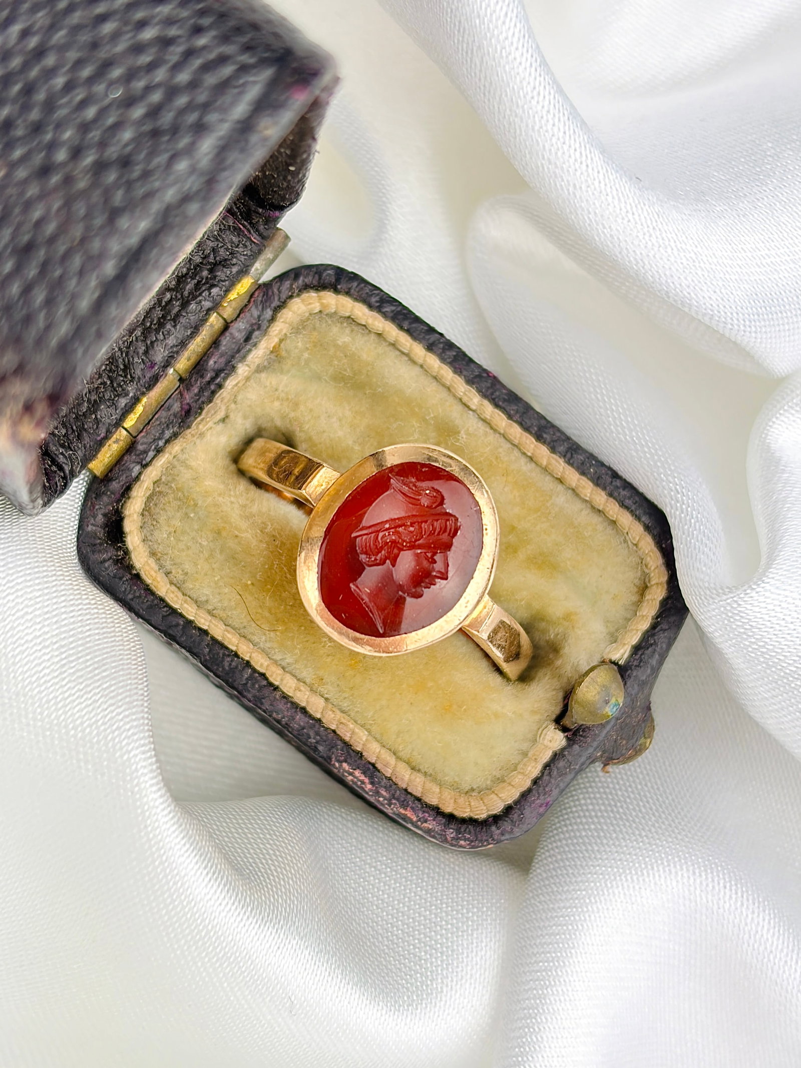 ANTIQUE BOXED 9CT YELLOW GOLD CARVED CARNELIAN INTAGLIO RING: ANTIQUE BOXED 9CT YELLOW GOLD CARVED CARNELIAN INTAGLIO RING