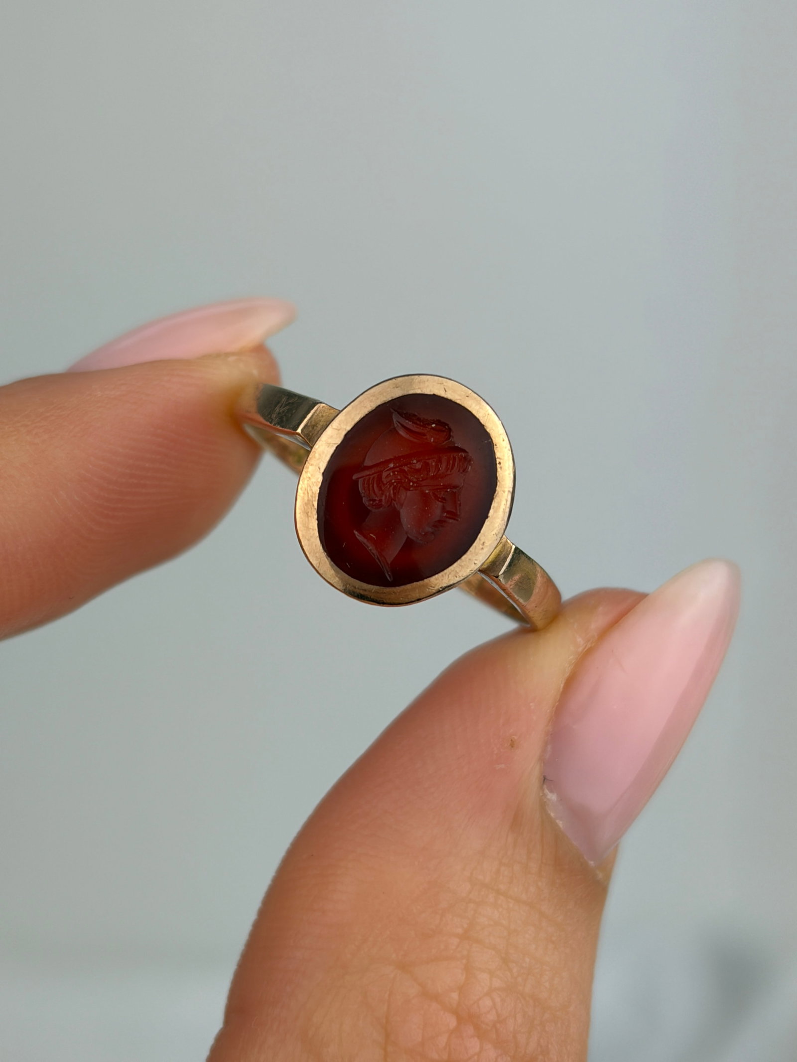 ANTIQUE BOXED 9CT YELLOW GOLD CARVED CARNELIAN INTAGLIO RING - 6