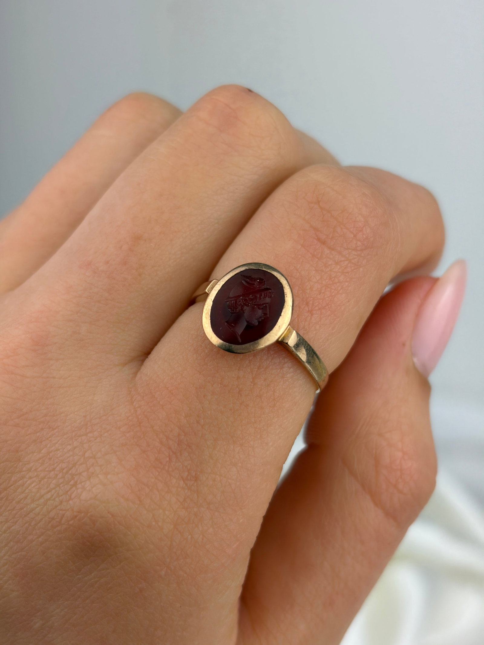 ANTIQUE BOXED 9CT YELLOW GOLD CARVED CARNELIAN INTAGLIO RING - 9