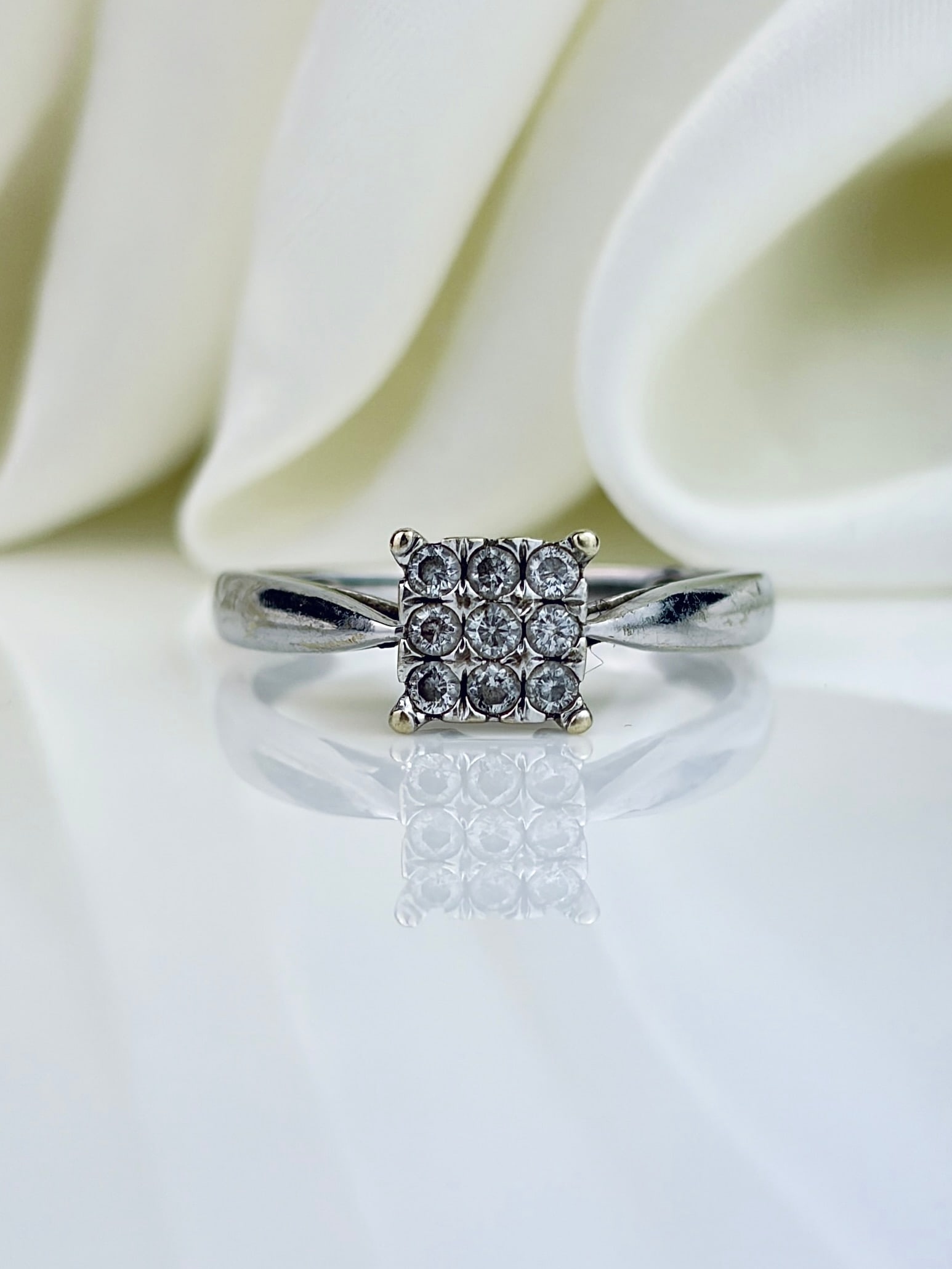 VINTAGE 9CT WHITE GOLD DIAMOND SQUARE RING: VINTAGE 9CT WHITE GOLD DIAMOND SQUARE RING Charming ring! Weight: 1.7g Size: UK K1/2, US 5.75, Head of ring 5.5x5.5mm, height off finger 4.5mm Materials: 9ct gold, diamond Hallmarks: