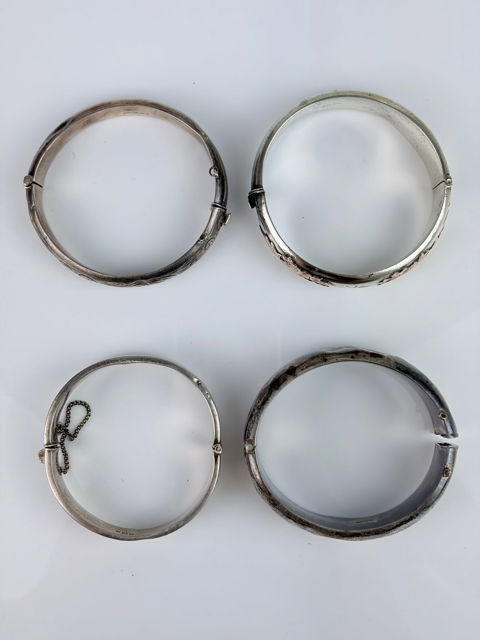 MIXED LOT - 4X SILVER BANGLES AF: MIXED LOT - 4X SILVER BANGLES AF