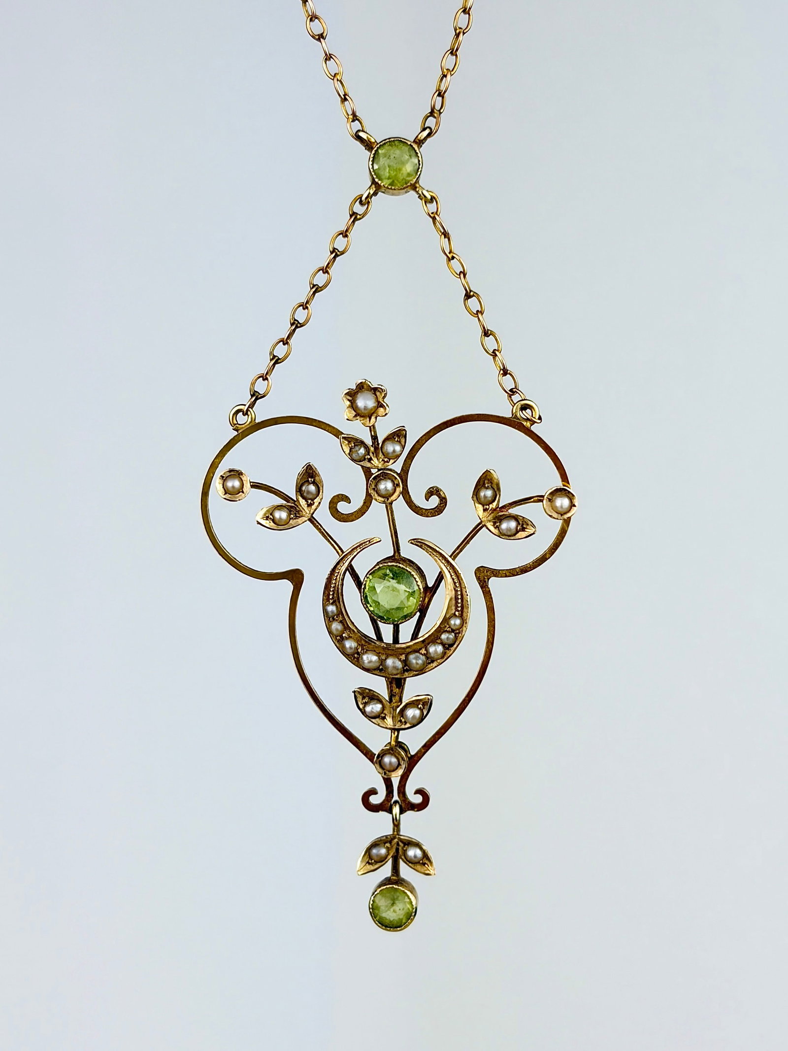 ANTIQUE BOXED EDWARDIAN 9CT YELLOW GOLD PERIDOT AND PEARL ORNATE PENDANT - 2
