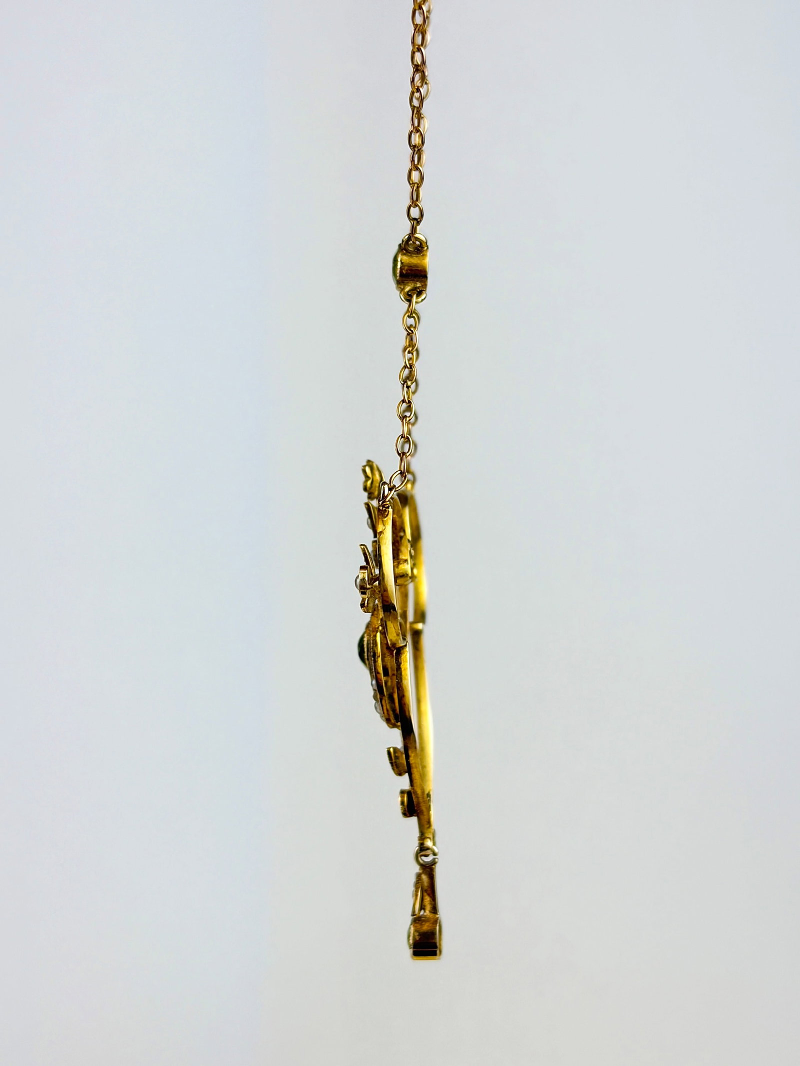 ANTIQUE BOXED EDWARDIAN 9CT YELLOW GOLD PERIDOT AND PEARL ORNATE PENDANT - 3