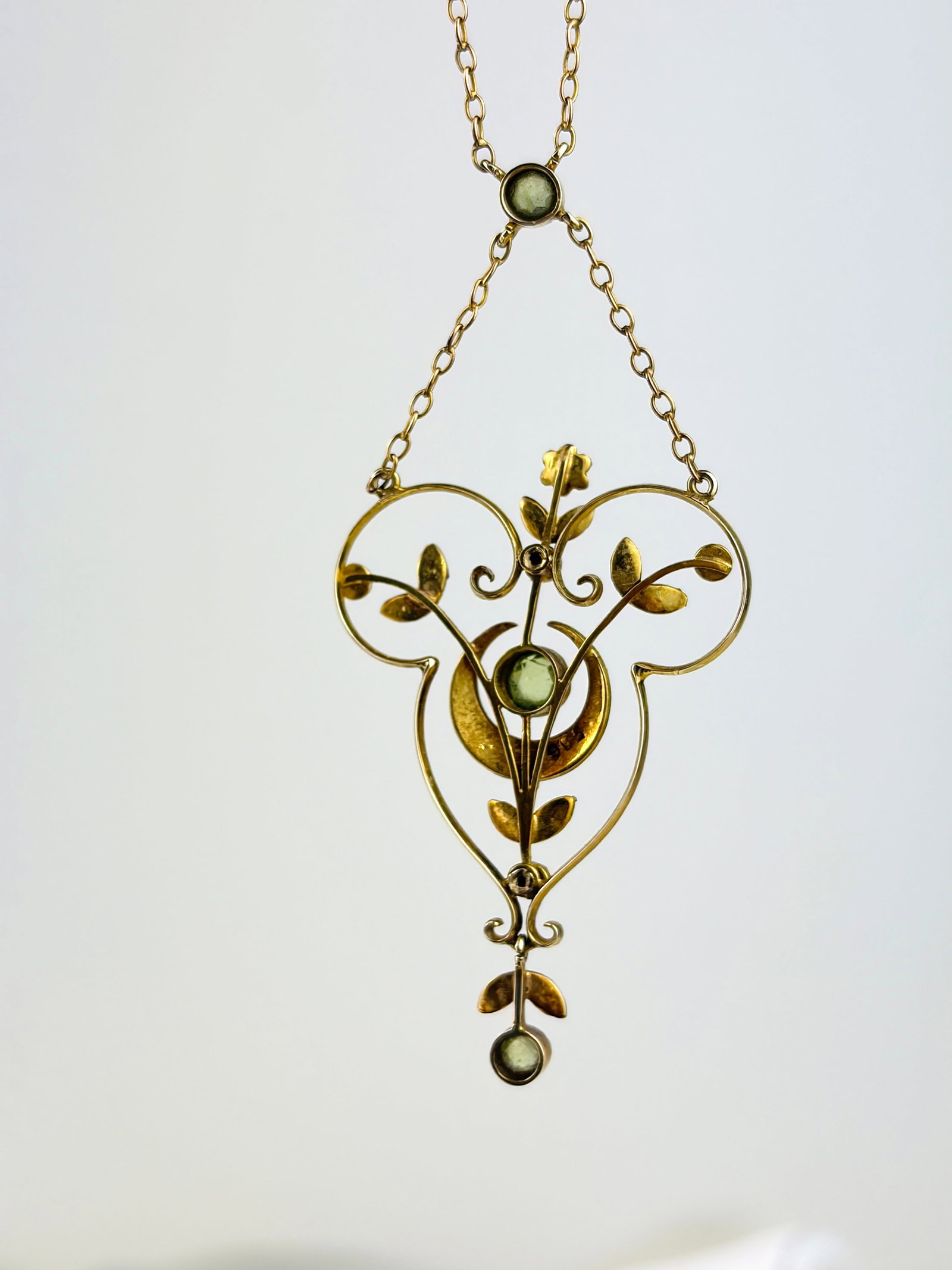 ANTIQUE BOXED EDWARDIAN 9CT YELLOW GOLD PERIDOT AND PEARL ORNATE PENDANT - 4