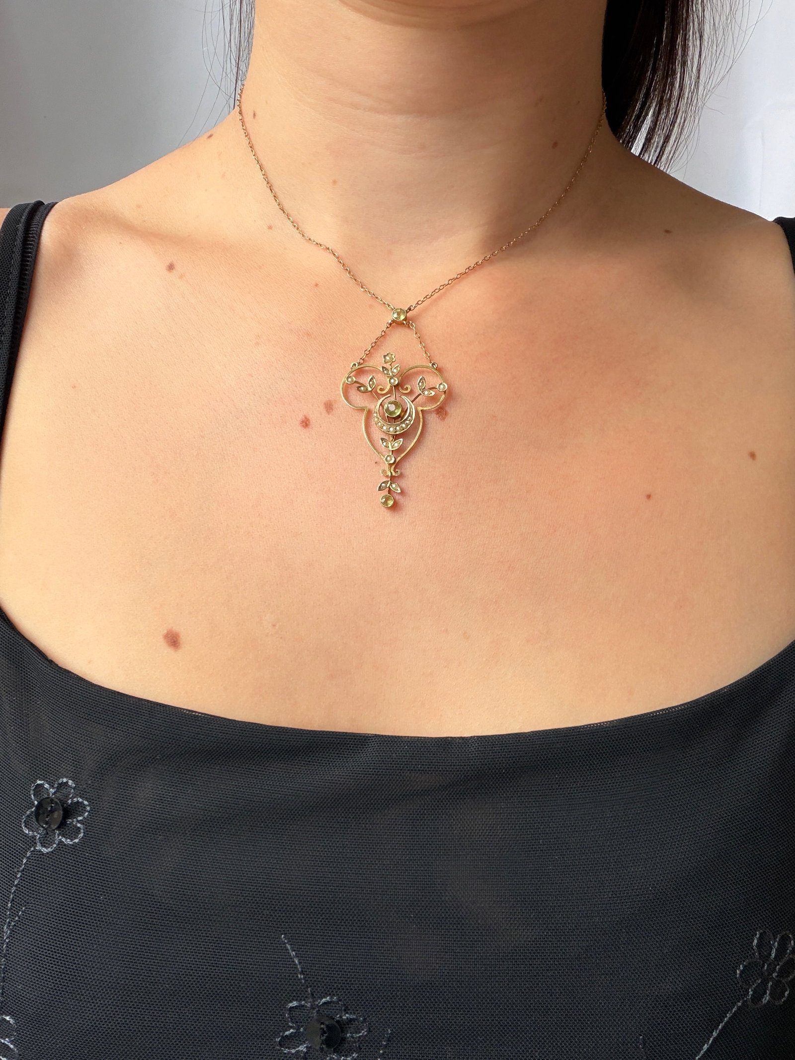 ANTIQUE BOXED EDWARDIAN 9CT YELLOW GOLD PERIDOT AND PEARL ORNATE PENDANT - 7