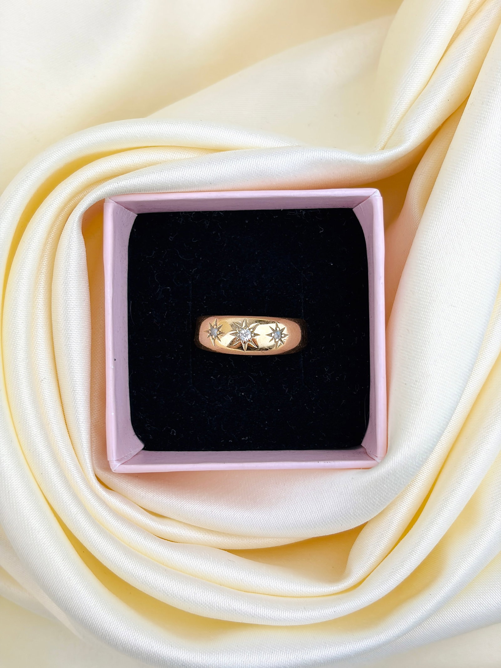 ANTIQUE C.1903 18CT YELLOW GOLD DIAMOND 3 STONE STARBURST RING - 10