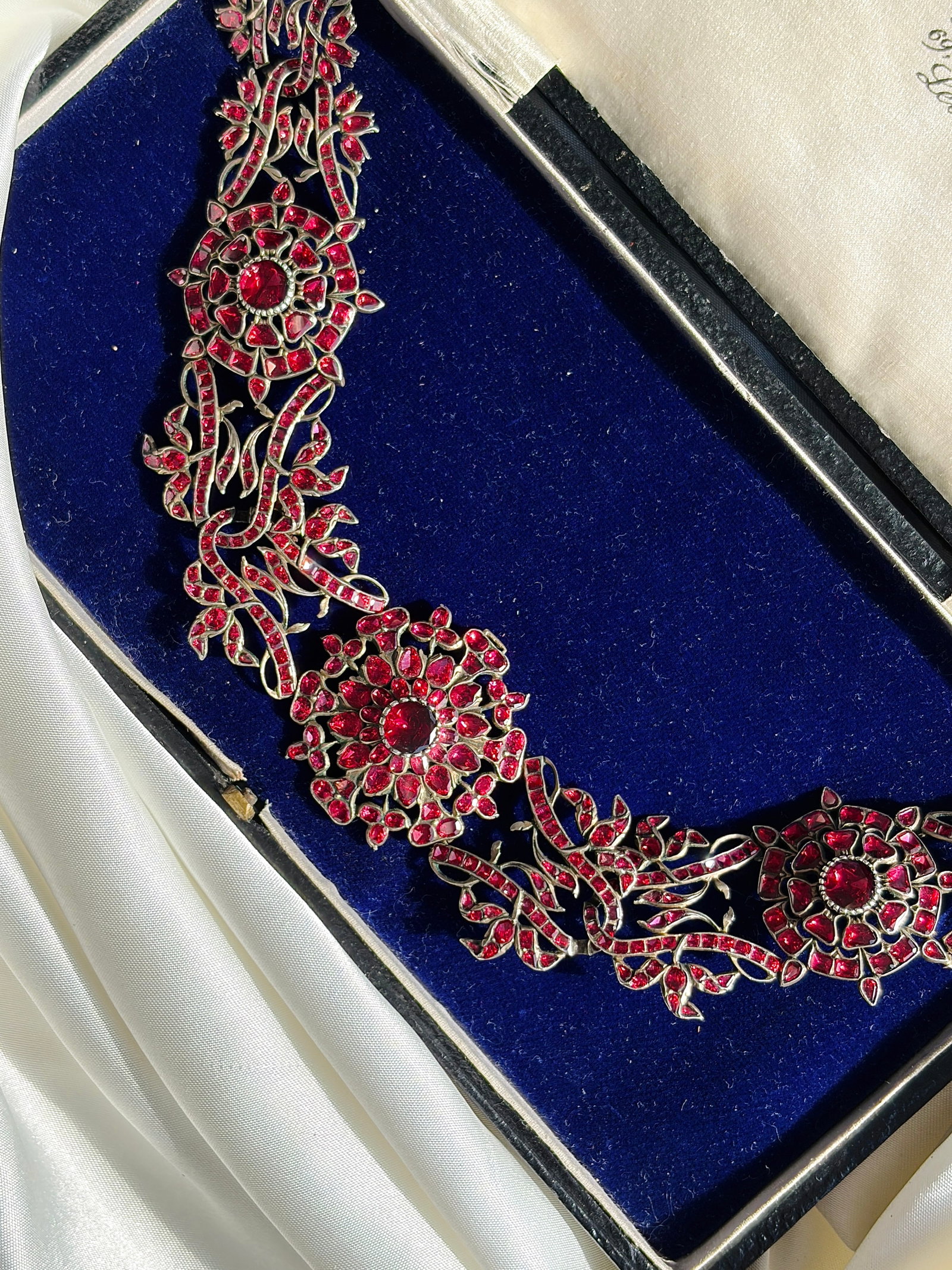ANTIQUE GEORGIAN FLAT CUT GARNET 18CT GOLD CLUSTER RIVIERE NECKLACE IN BOX: ANTIQUE GEORGIAN FLAT CUT GARNET 18CT GOLD CLUSTER RIVIERE NECKLACE IN BOX Stunningly detailed and well crafted riviere necklace that has incredible deep red flat cut garnets! The necklace is a