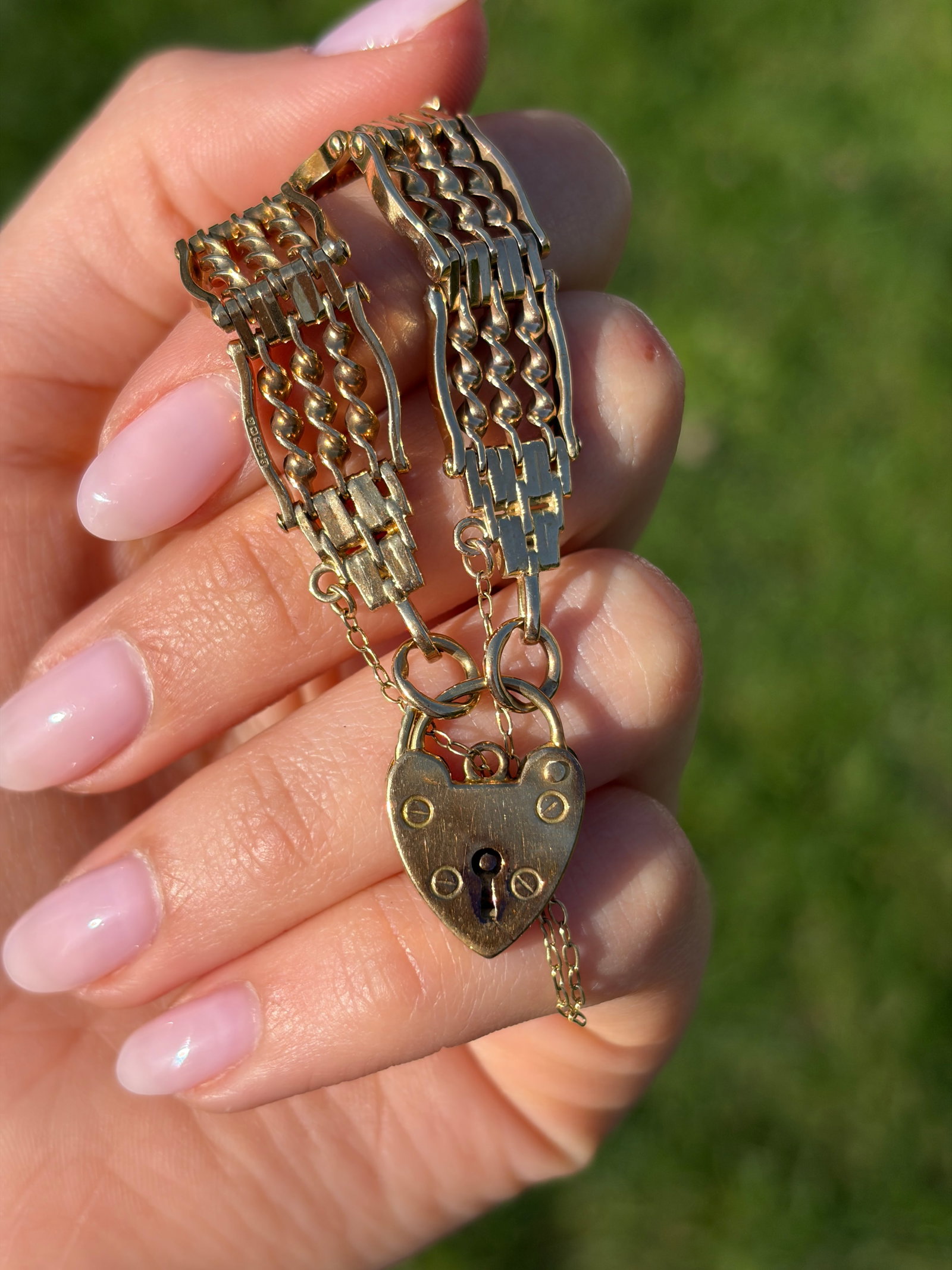 ANTIQUE 9CT YELLOW GOLD CHUNKY GATE BRACELET WITH HEART PADLOCK - 2