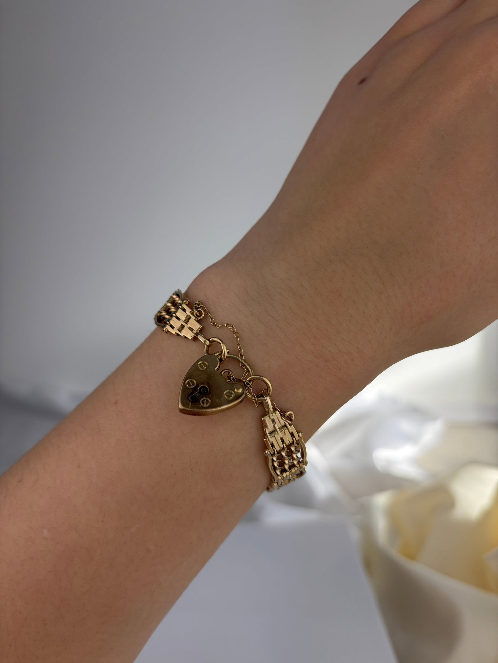 ANTIQUE 9CT YELLOW GOLD CHUNKY GATE BRACELET WITH HEART PADLOCK - 6