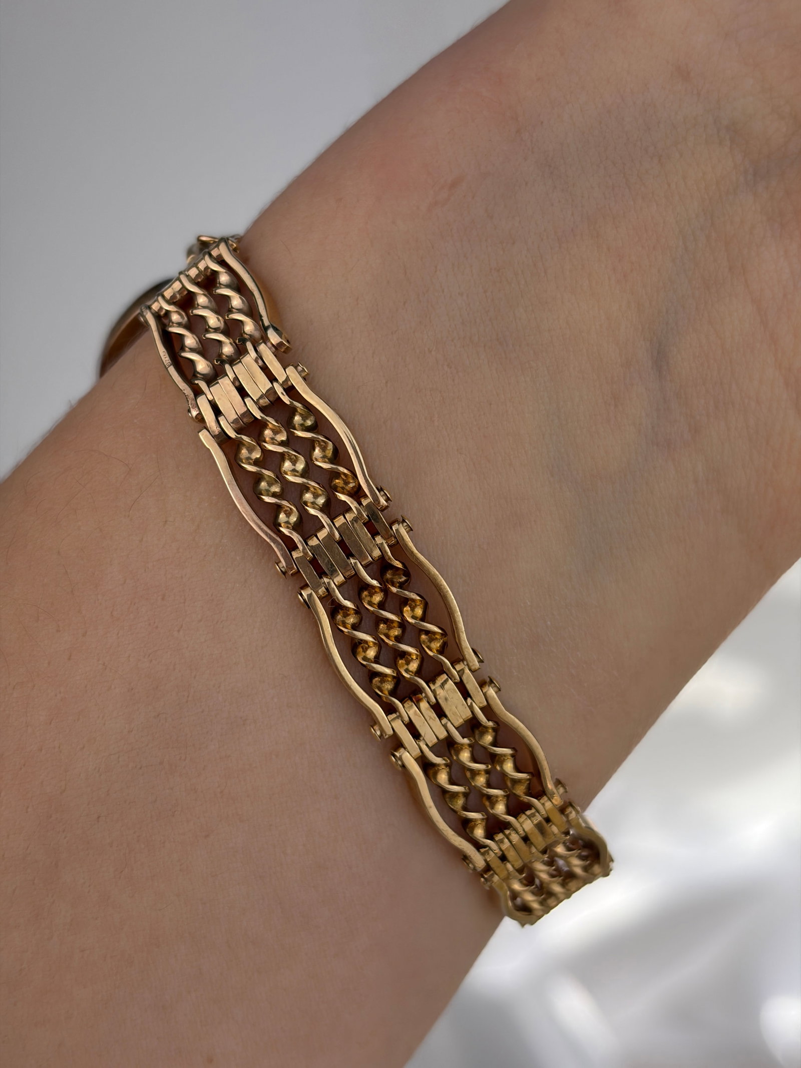 ANTIQUE 9CT YELLOW GOLD CHUNKY GATE BRACELET WITH HEART PADLOCK - 7