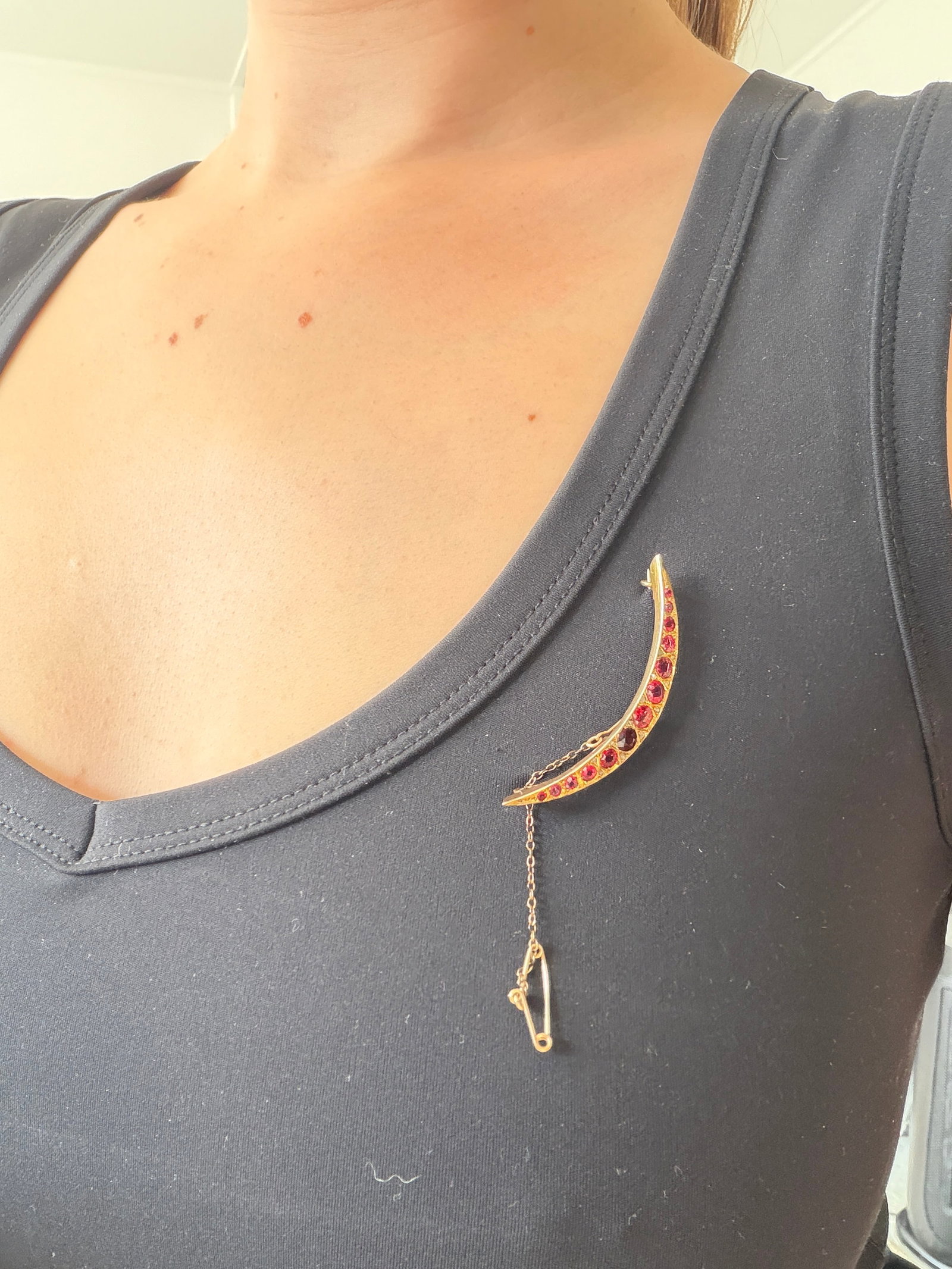 ANTIQUE GARNET AND DIAMOND CRESCENT BROOCH IN GOLD - 6