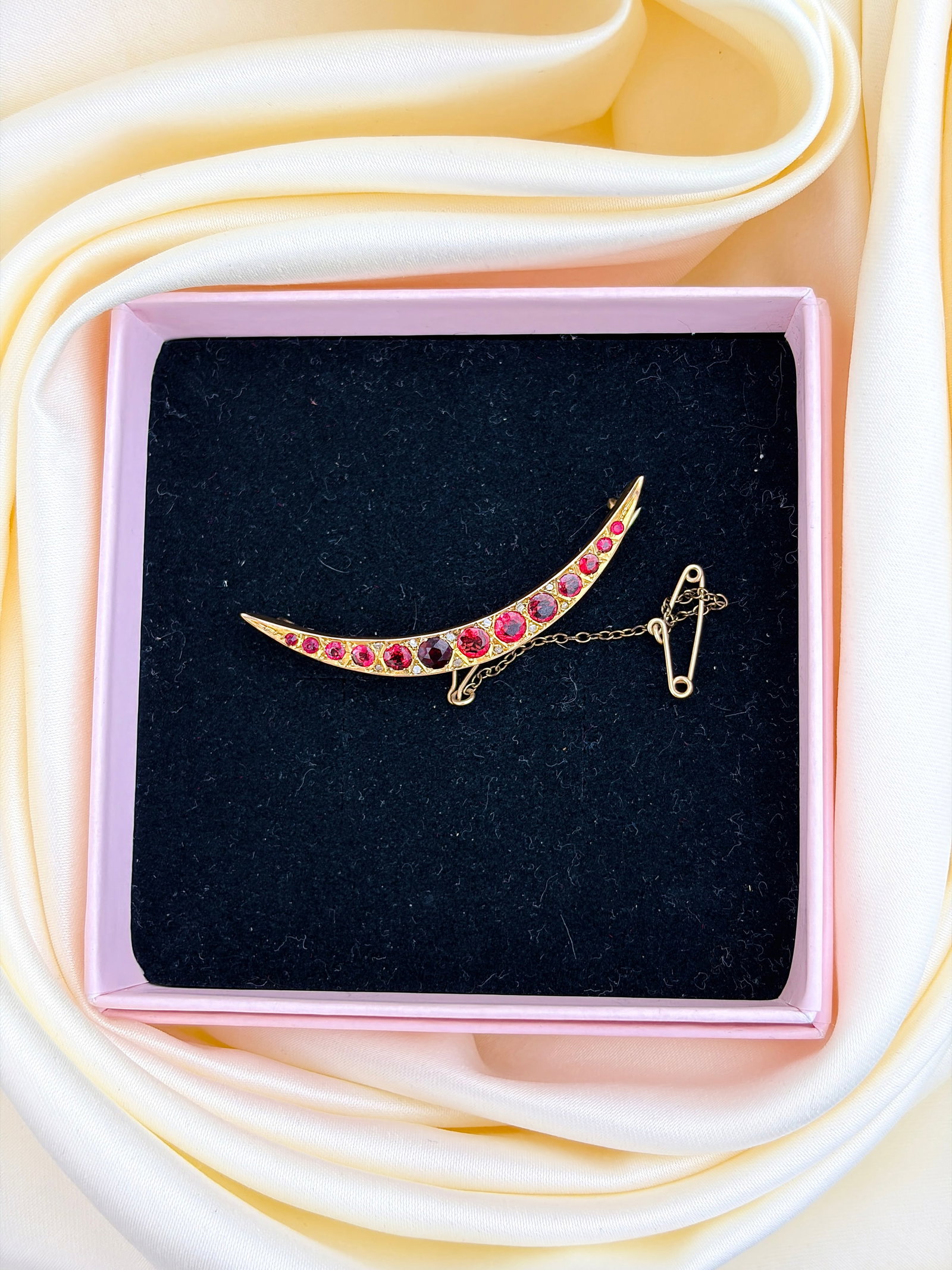 ANTIQUE GARNET AND DIAMOND CRESCENT BROOCH IN GOLD - 8