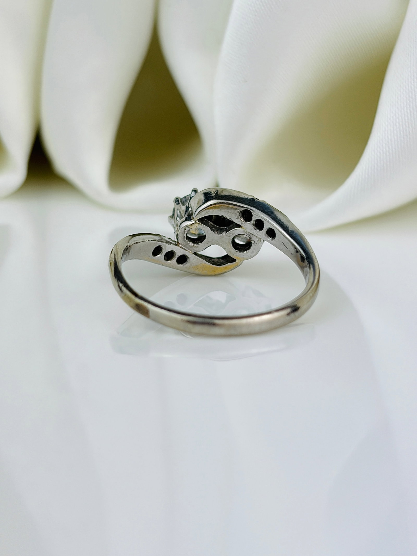 Vintage Diamond 18 Carat White Gold Crossover Moi et Toi Ring - 3