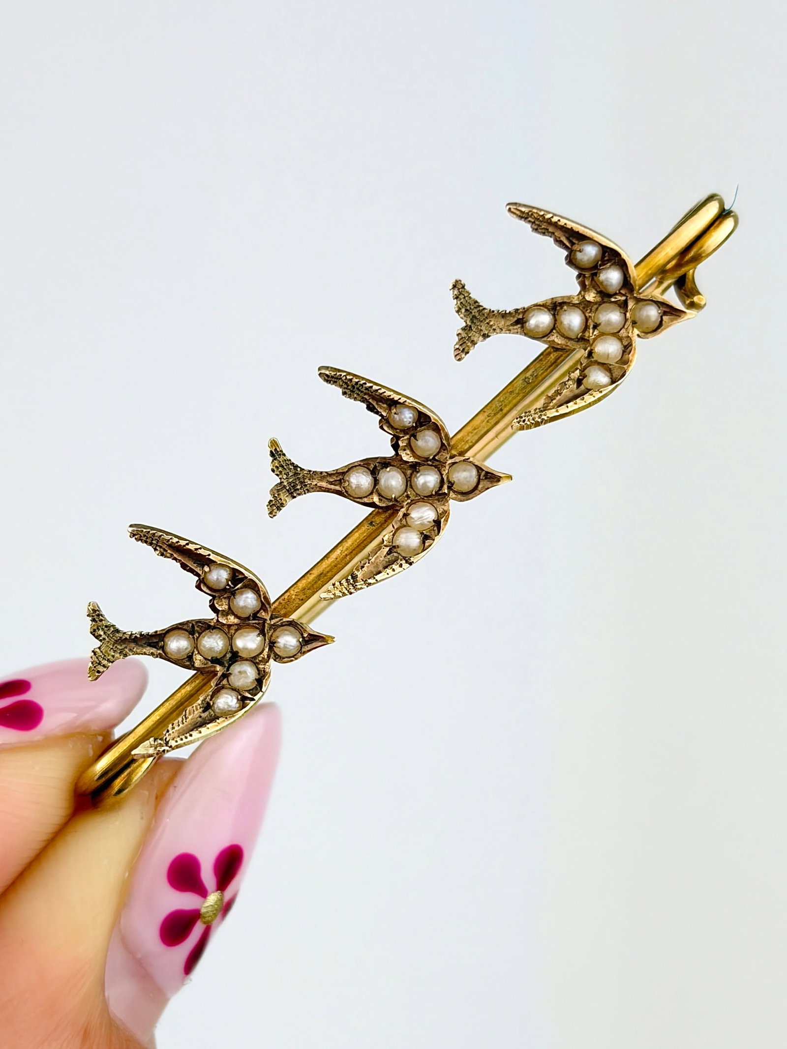 ANTIQUE 9CT YELLOW GOLD PEARL SWALLOW BIRD BAR BROOCH: ANTIQUE 9CT YELLOW GOLD PEARL SWALLOW BIRD BAR BROOCH Pretty brooch!